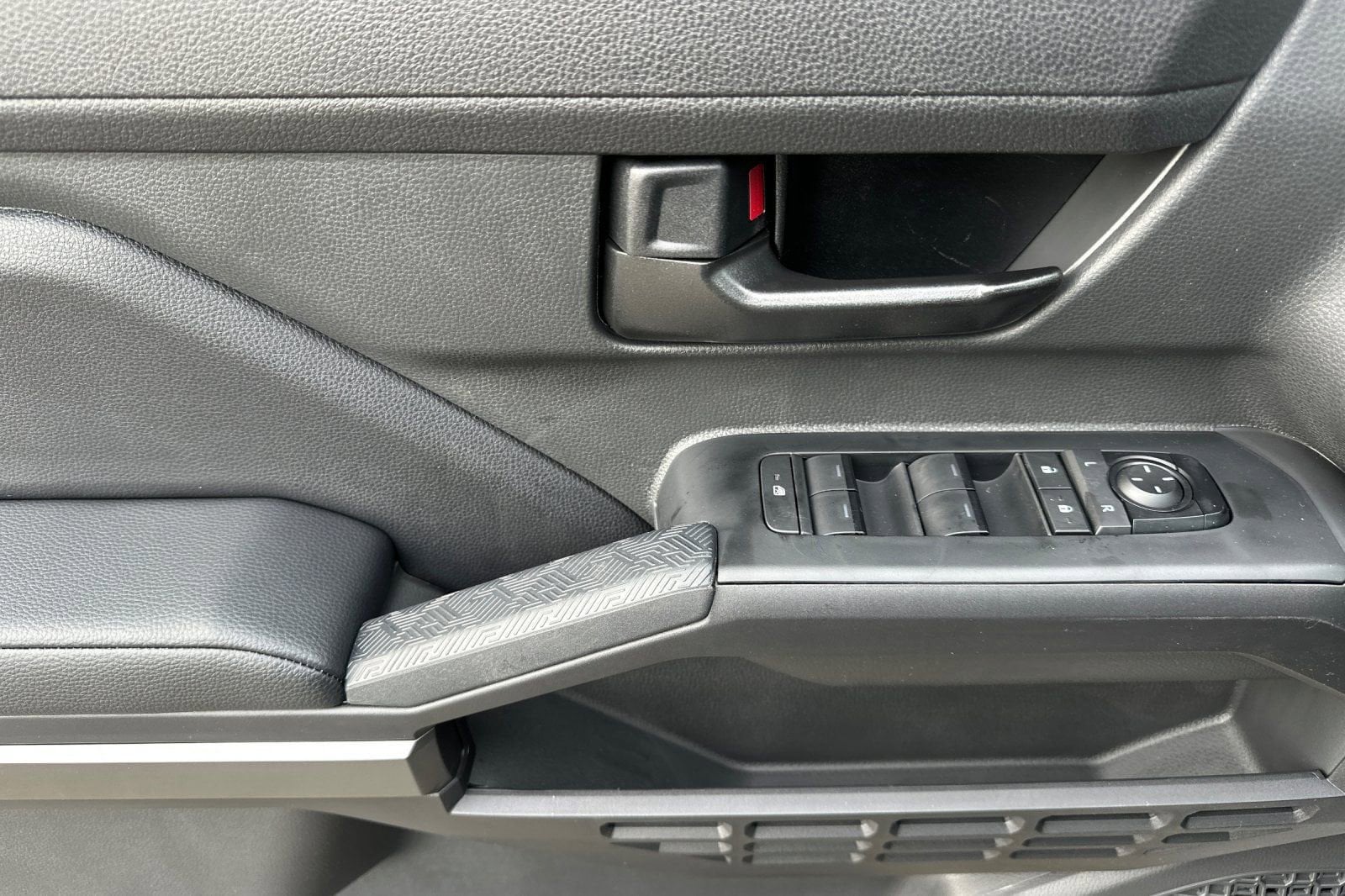 2025 Toyota Tacoma SR5 - Photo 10