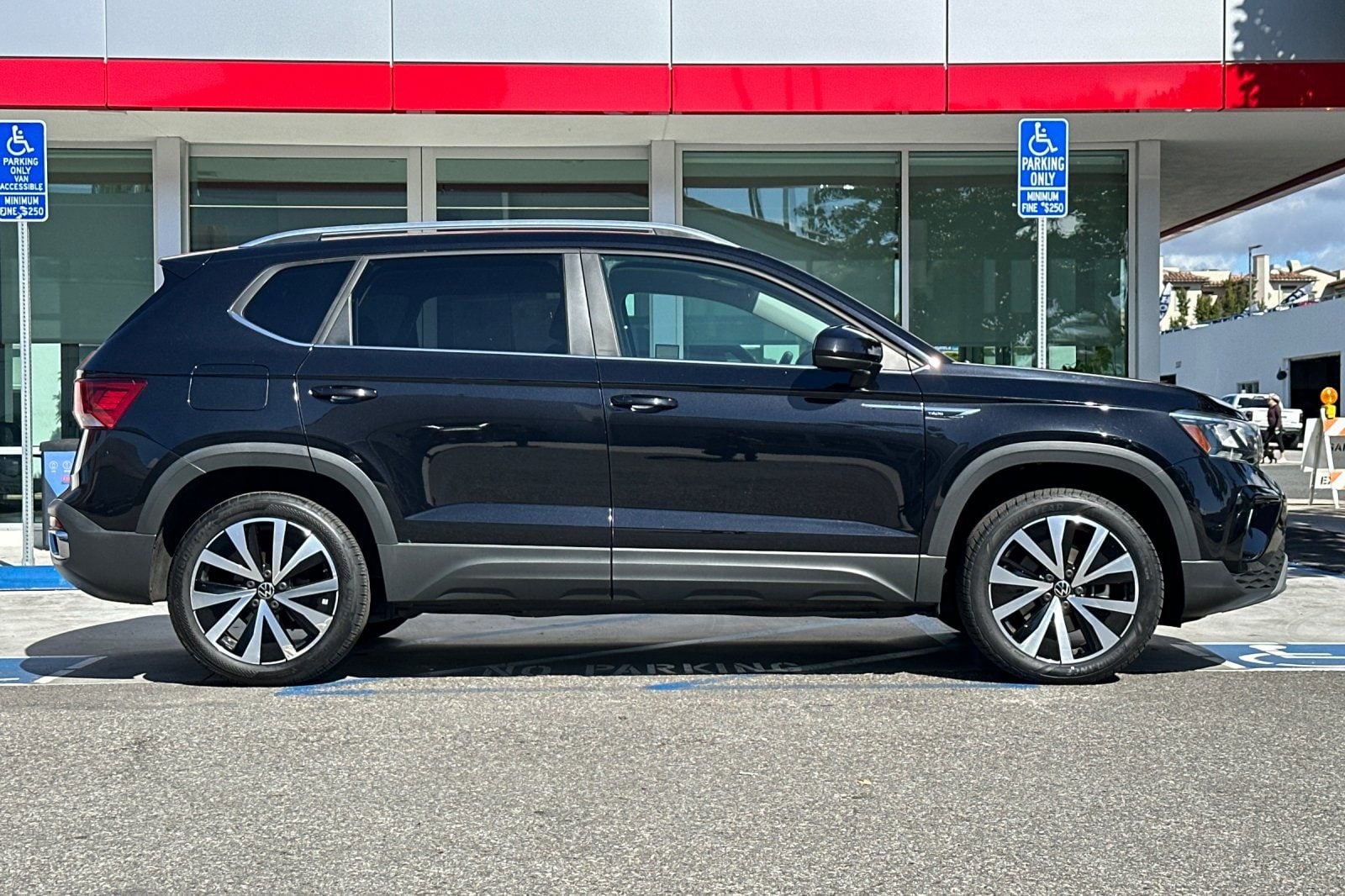 2022 Volkswagen Taos 1.5T SE photo 2