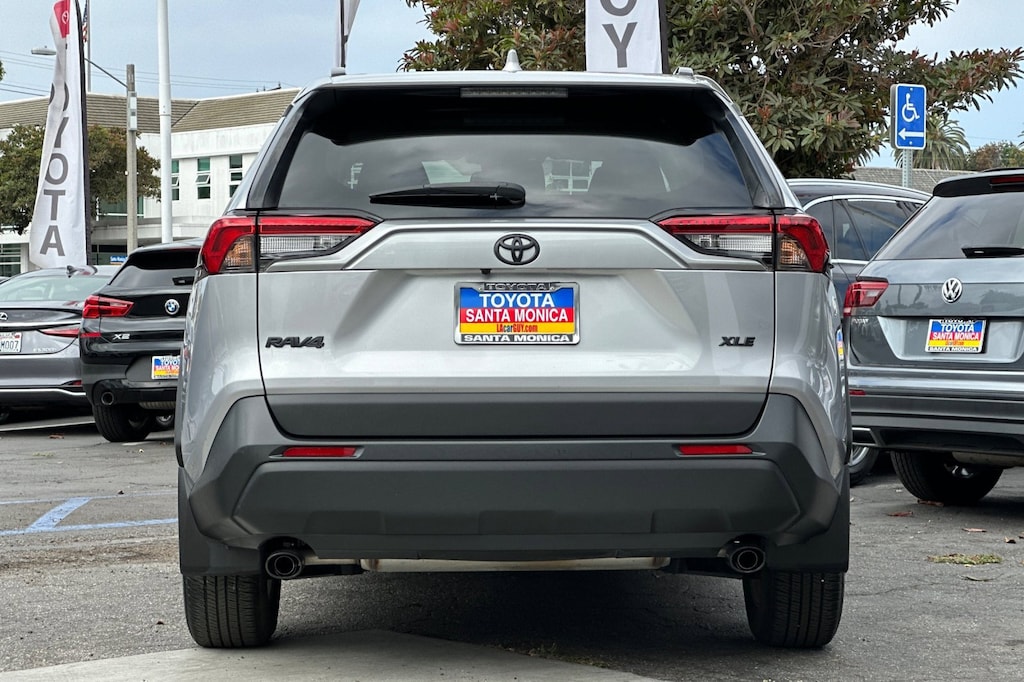 2022 Toyota RAV4 XLE photo 3