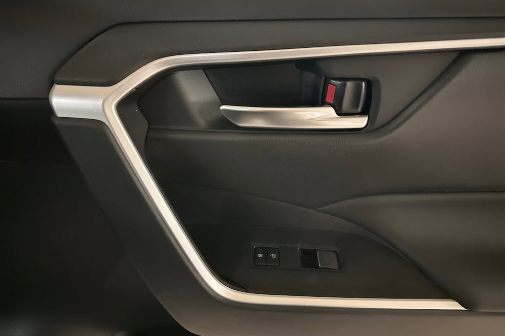 2025 Toyota RAV4 XLE photo 17