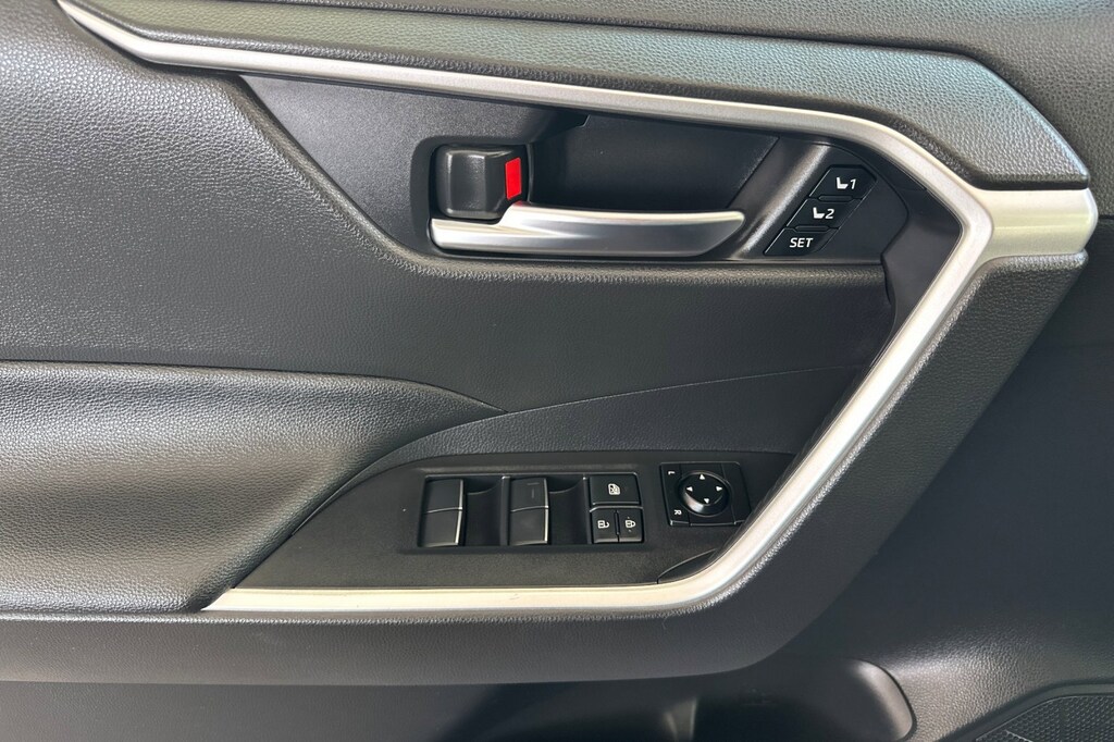 2021 Toyota RAV4 XLE Premium photo 8