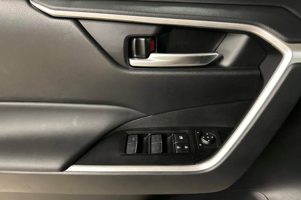 2025 Toyota RAV4 XLE photo 9