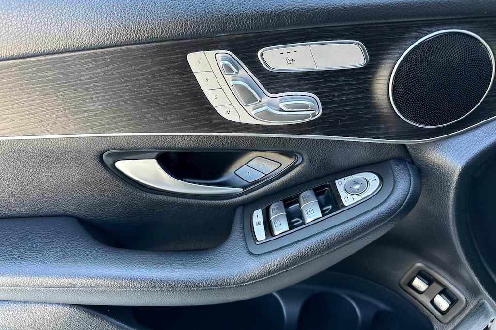 2020 Mercedes Benz GLC 350e photo 9