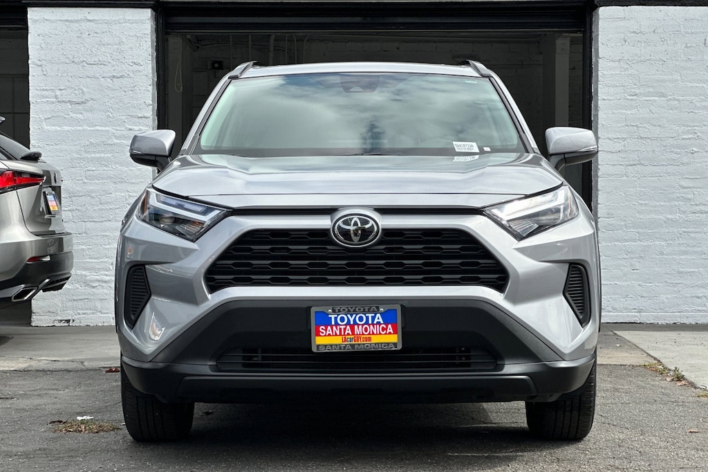 2022 Toyota RAV4 XLE photo 7