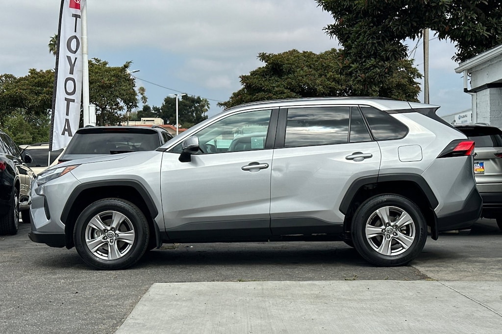 2022 Toyota RAV4 XLE photo 5