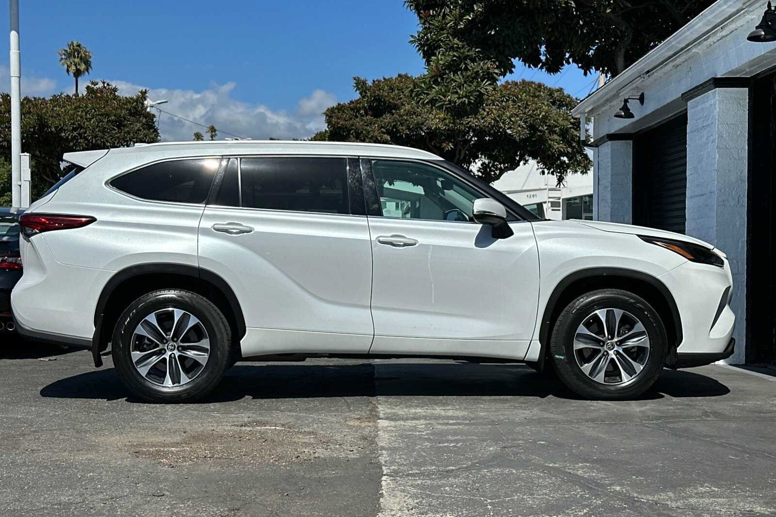 Certified 2022 Toyota Highlander XLE with VIN 5TDGZRBH8NS563085 for sale in Santa Monica, CA