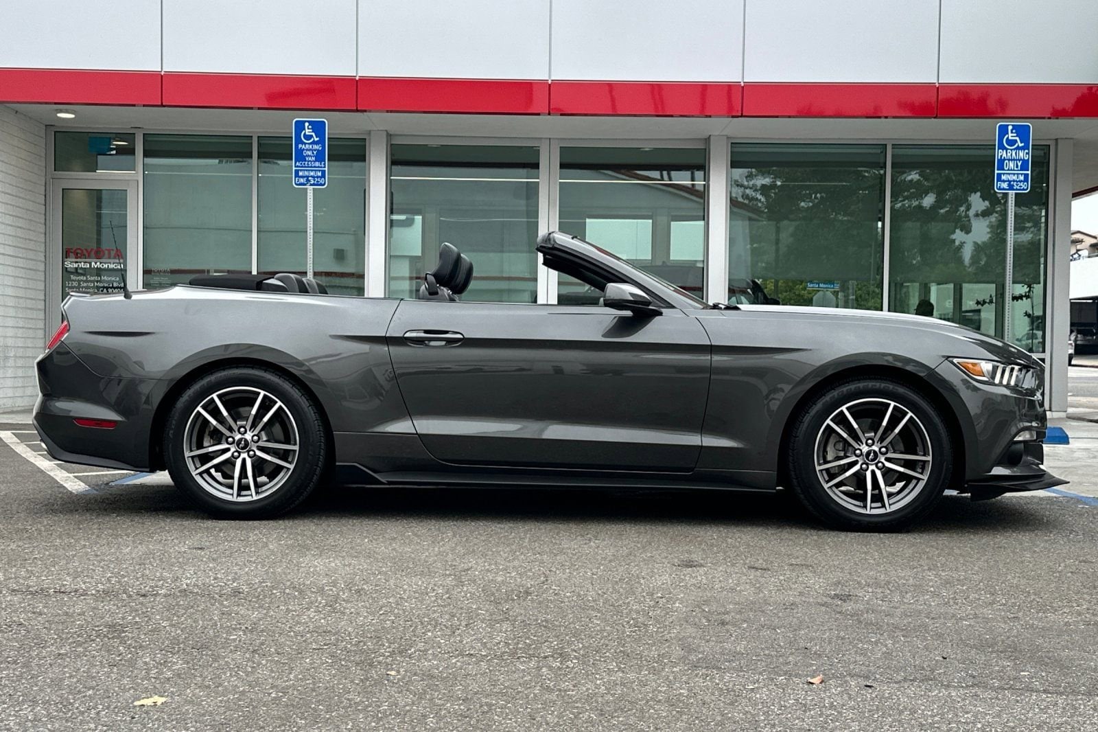 2017 Ford Mustang EcoBoost Premium photo 2