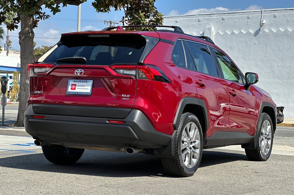 2021 Toyota RAV4 XLE Premium photo 3