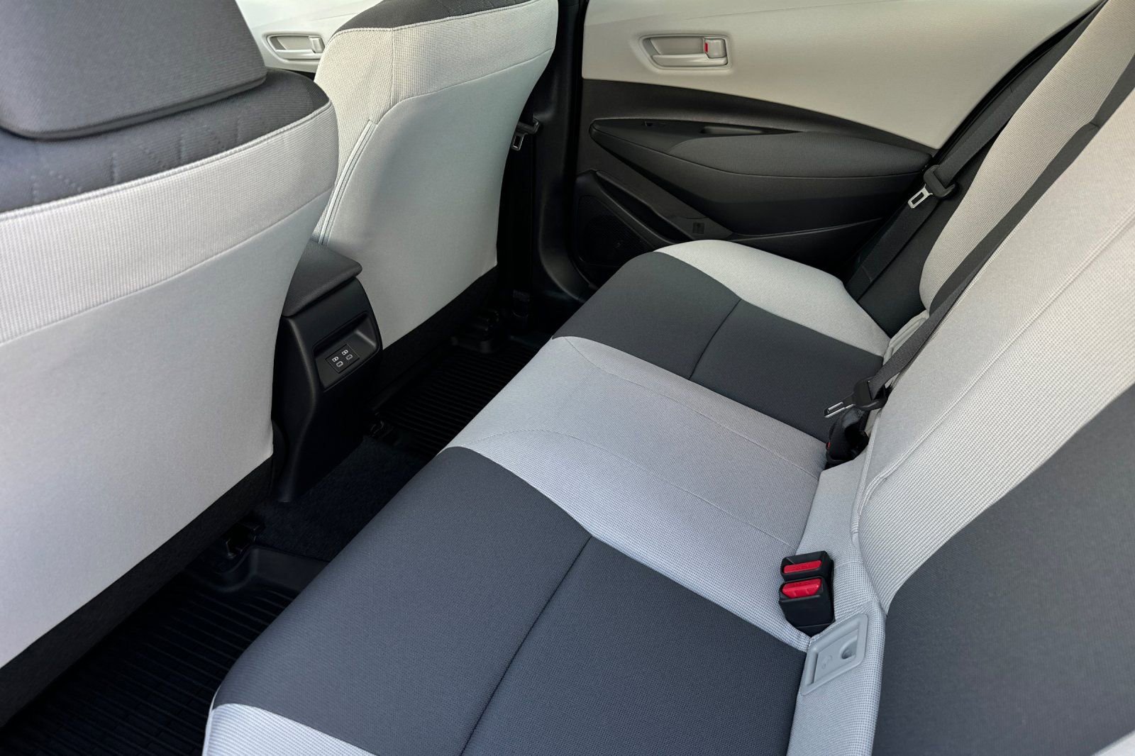2026 Toyota Corolla LE - Photo 13