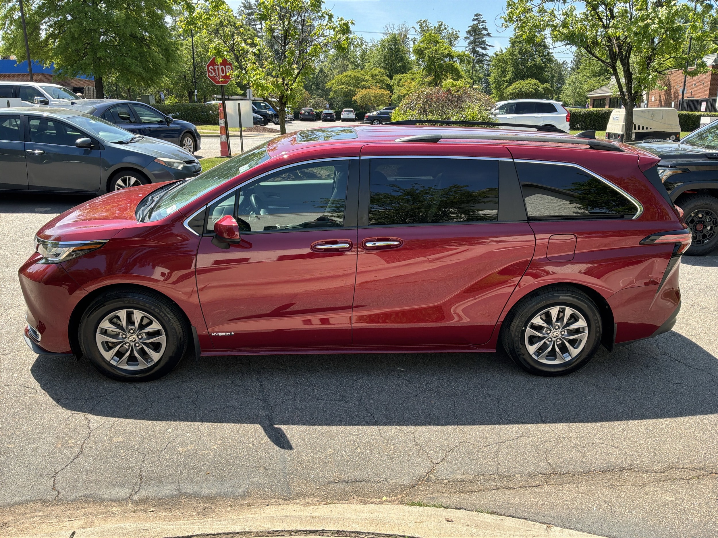 2021 Toyota Sienna XLE photo 6