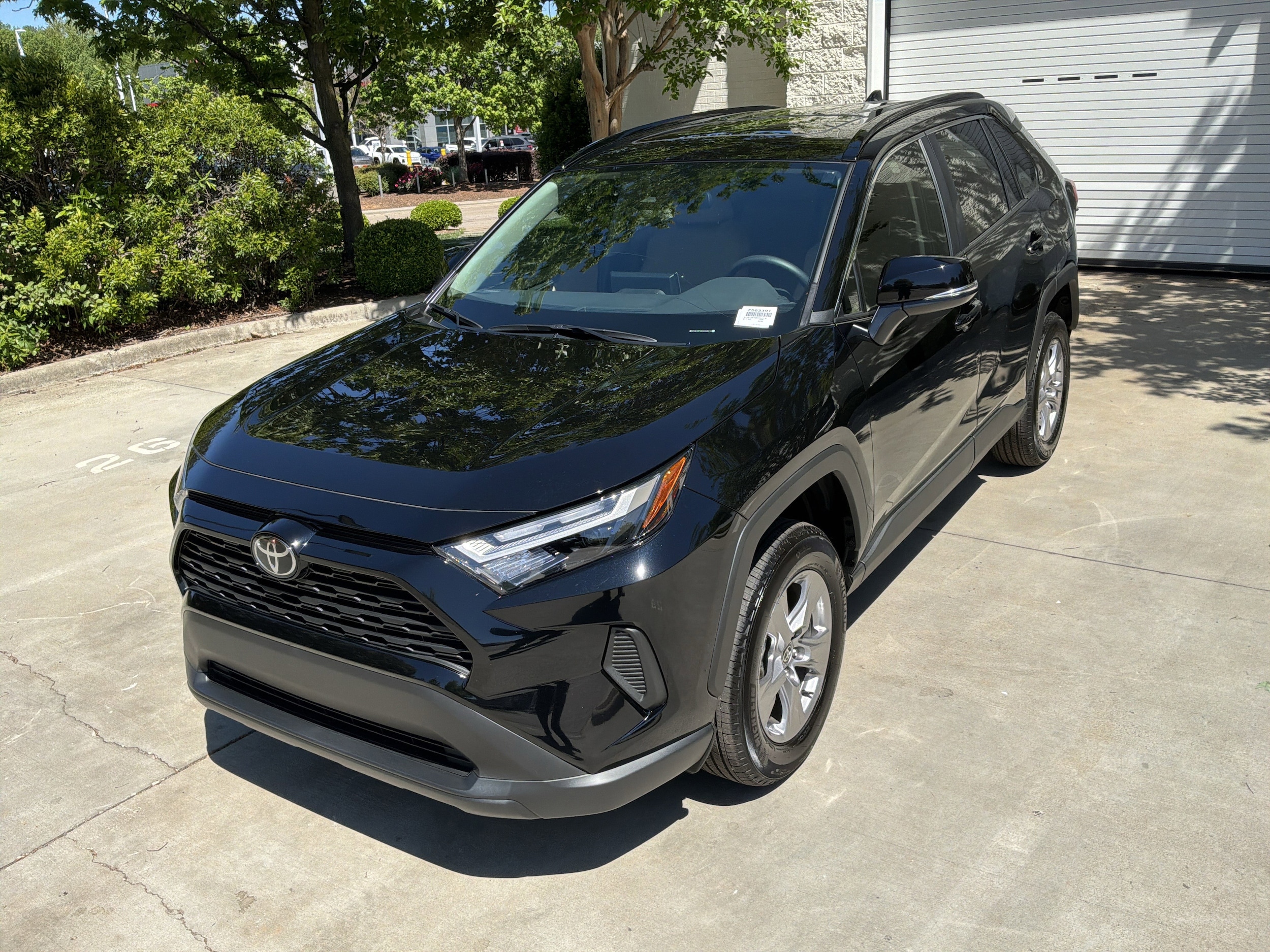 2025 Toyota RAV4 XLE photo 4