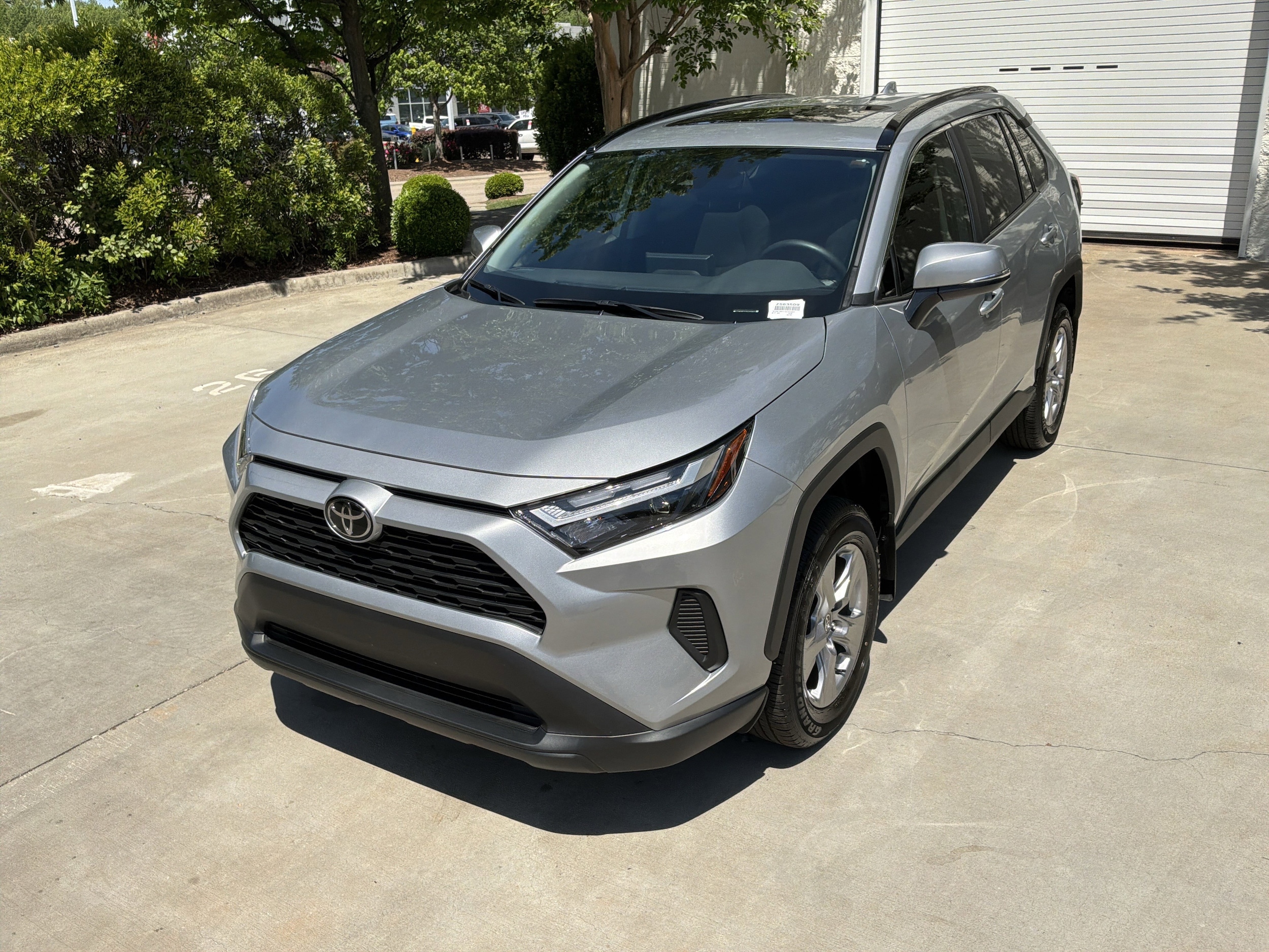 2025 Toyota RAV4 XLE photo 4