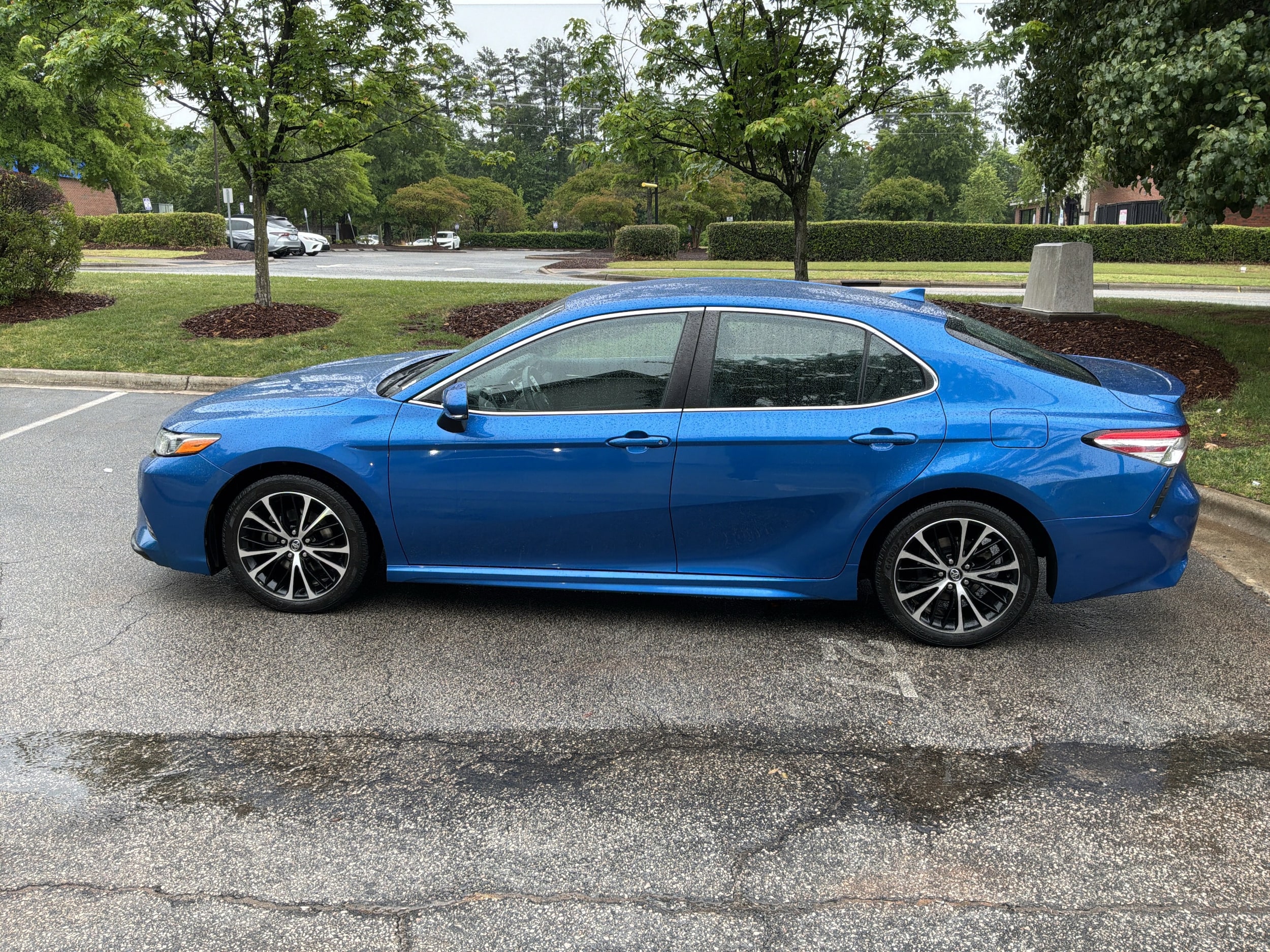 2020 Toyota Camry SE photo 5