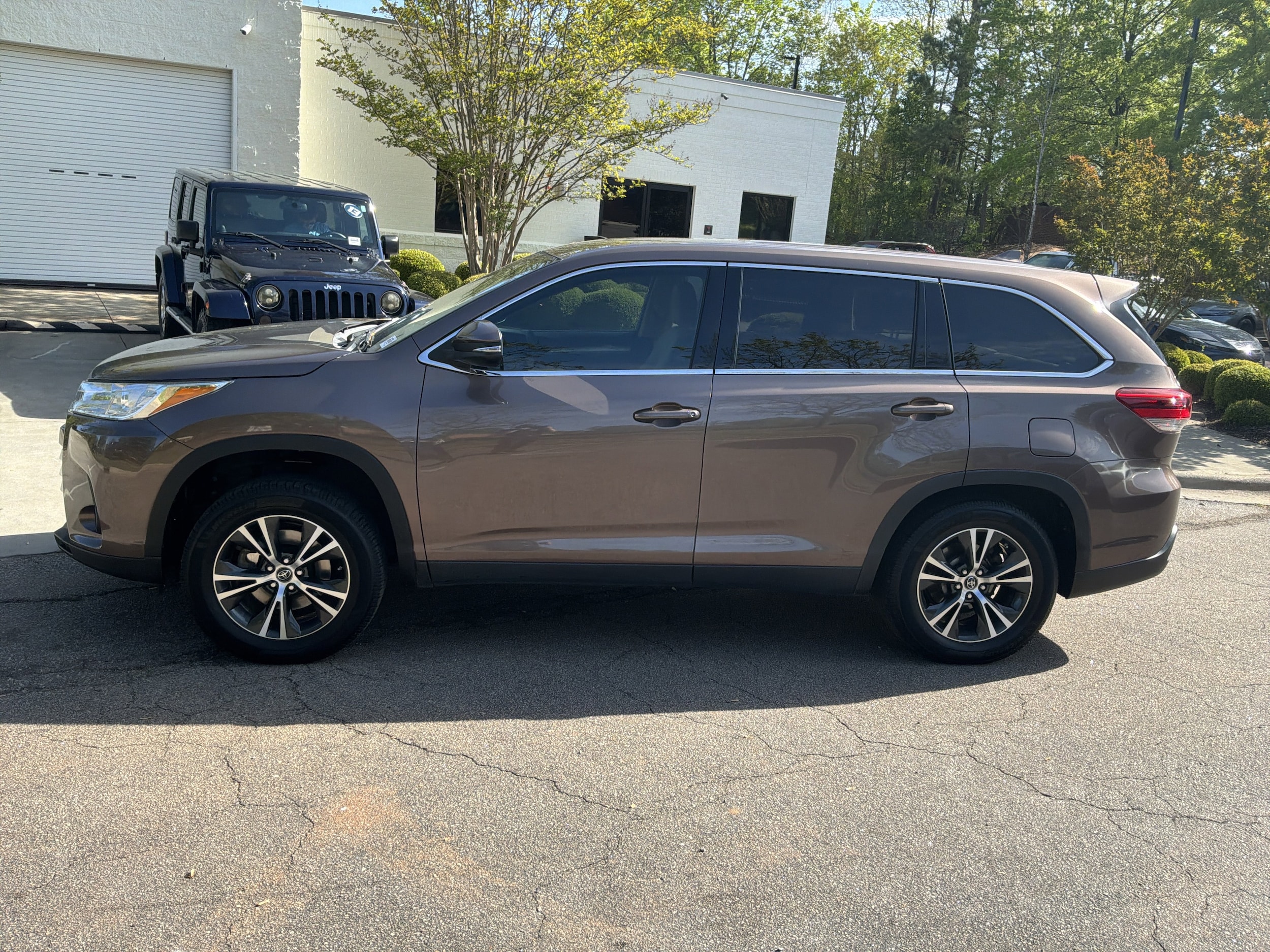 2019 Toyota Highlander LE Plus photo 6