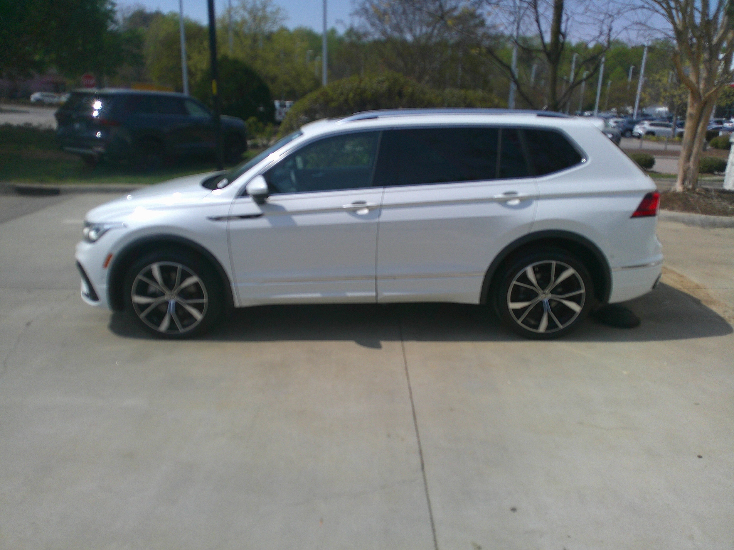 2024 Volkswagen Tiguan SEL R-Line photo 3