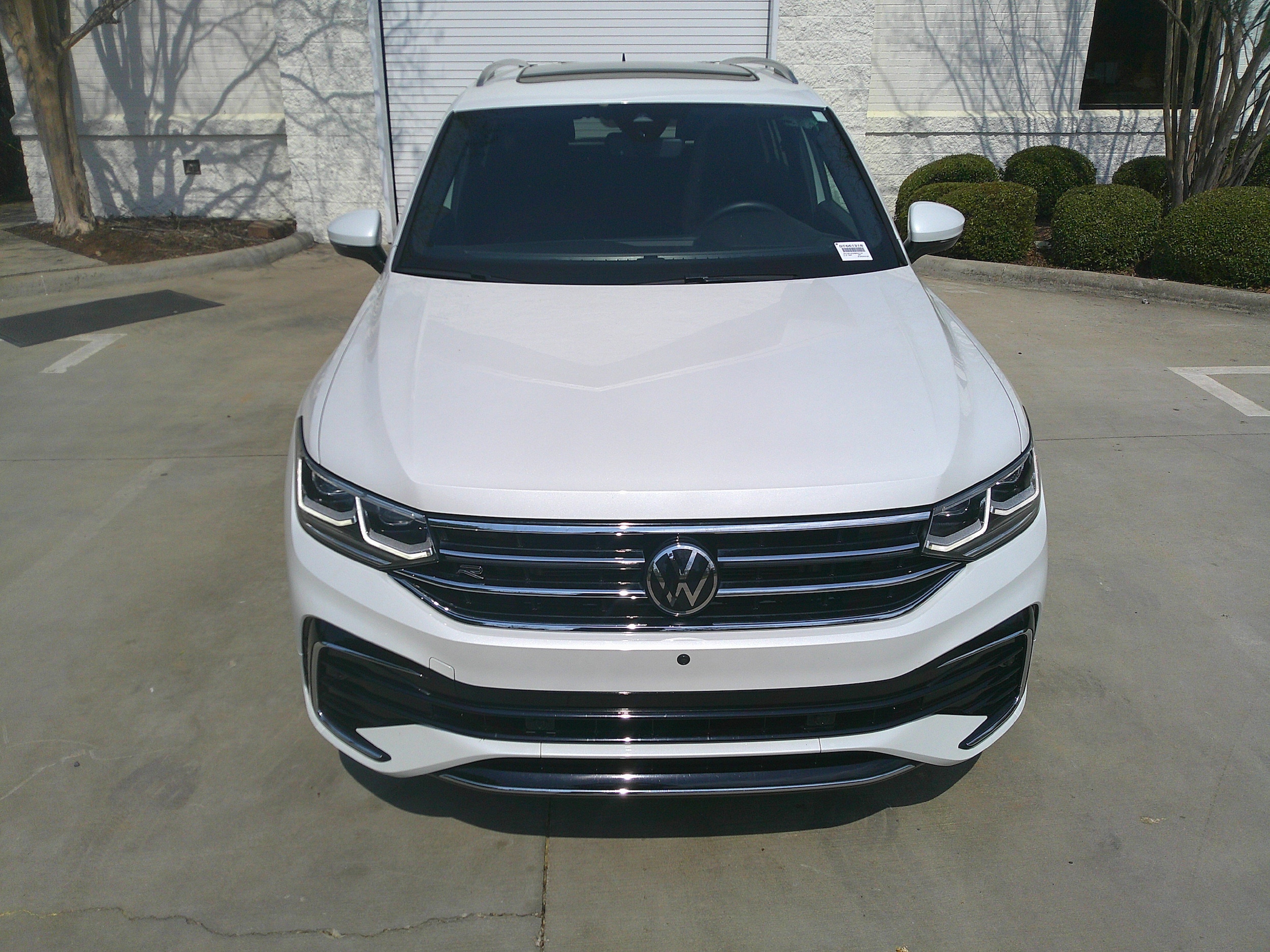 2024 Volkswagen Tiguan SEL R-Line photo 2