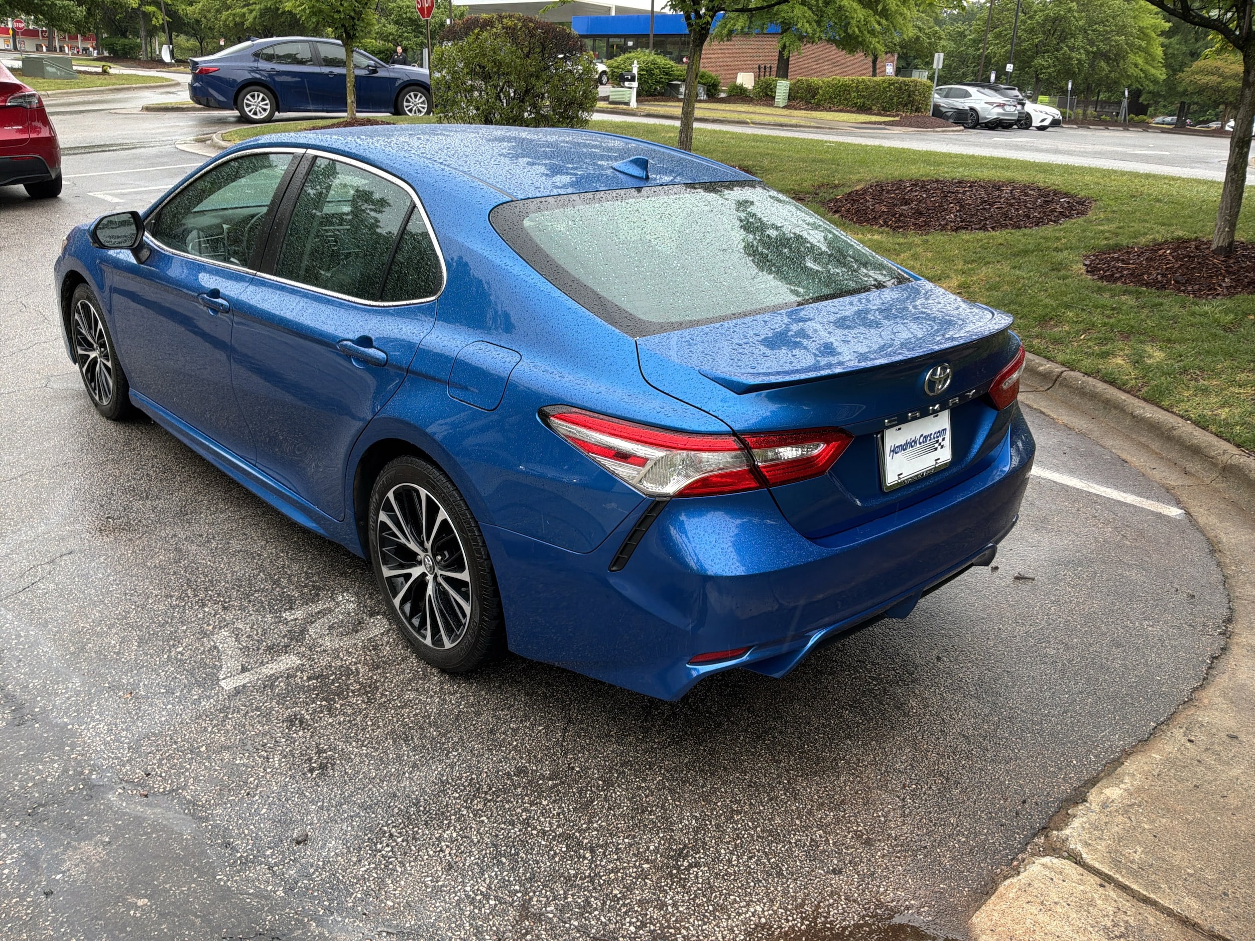 2020 Toyota Camry SE photo 6