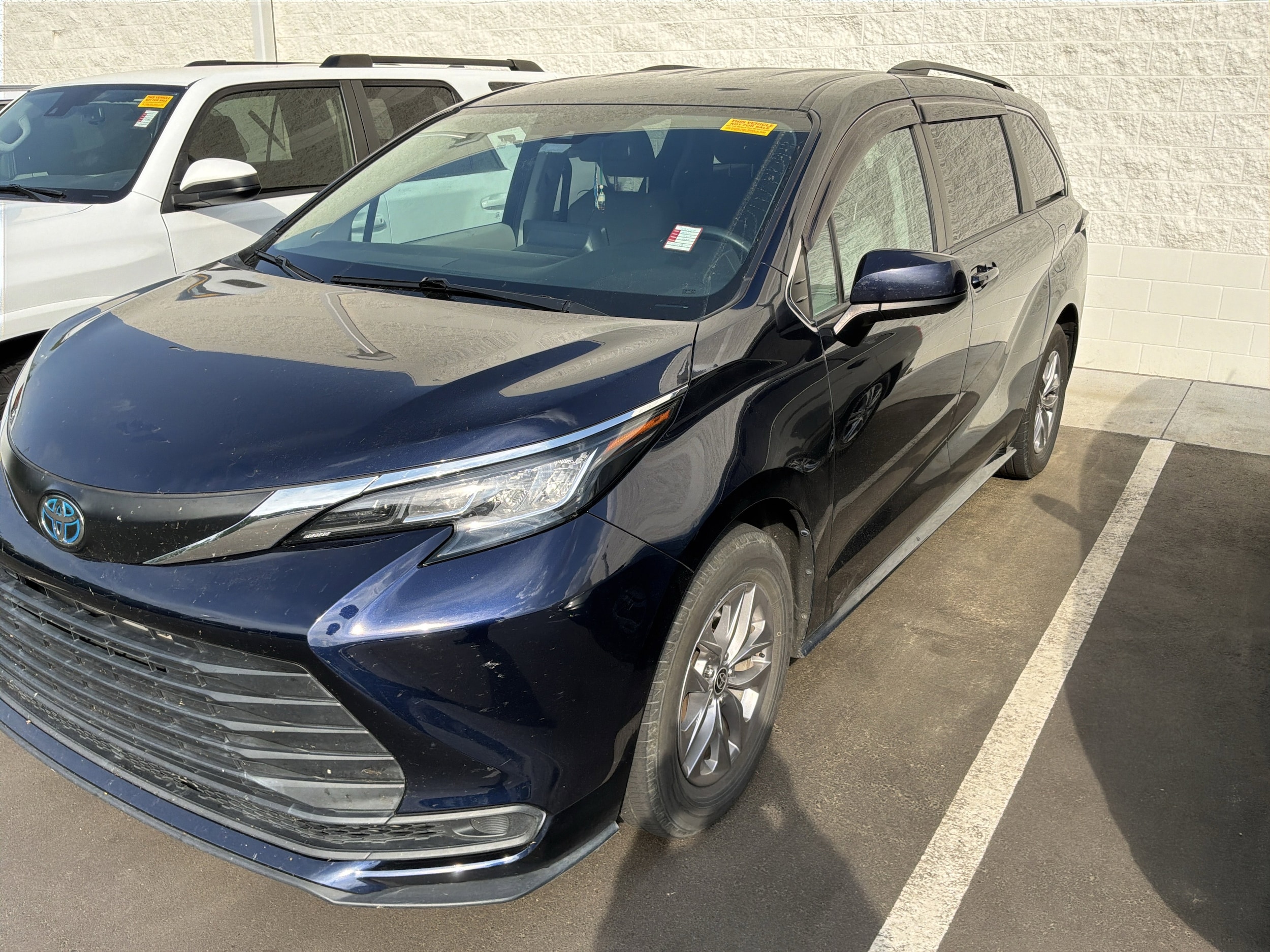 2022 Toyota Sienna LE photo 5