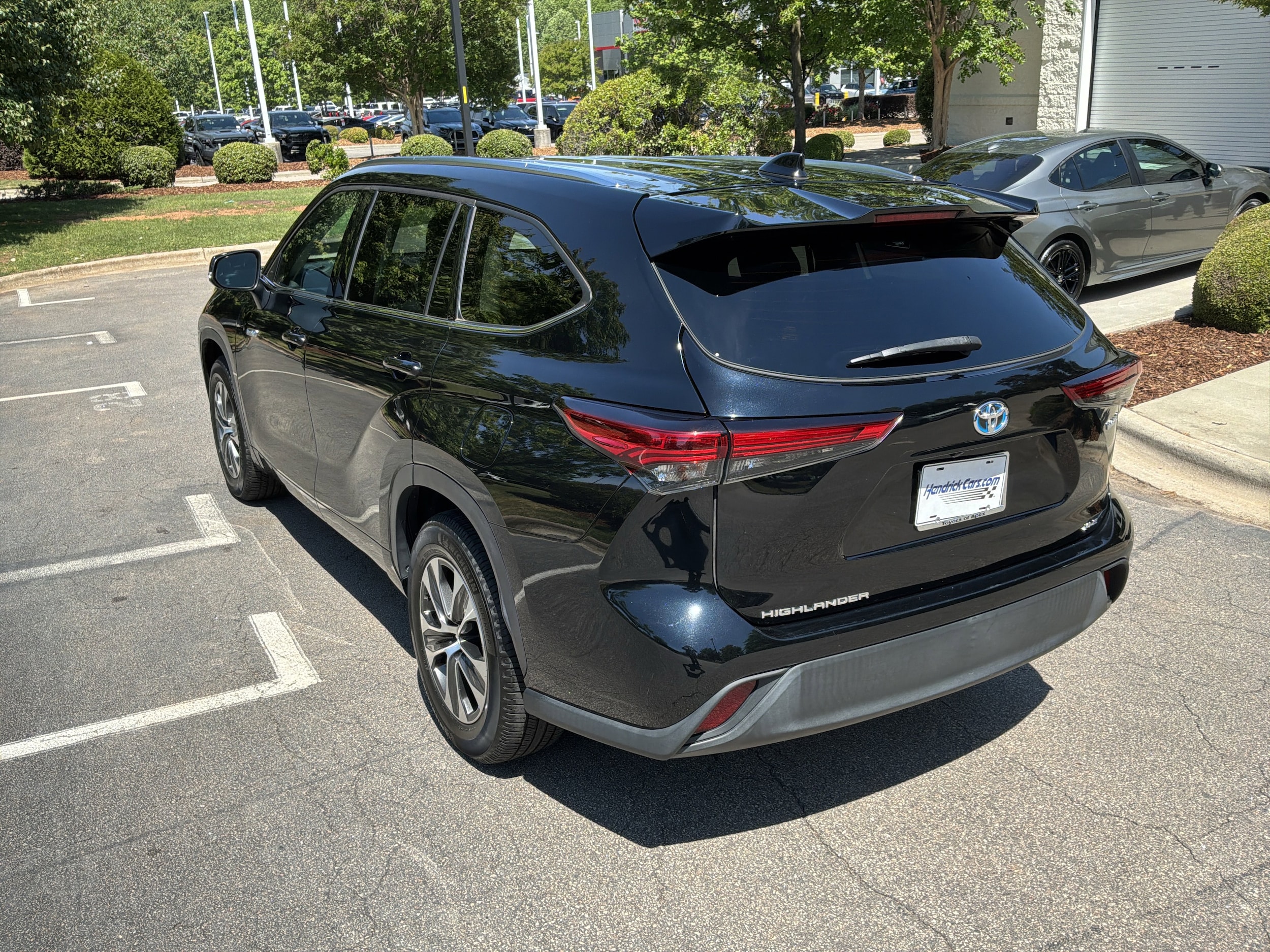 2021 Toyota Highlander Hybrid XLE photo 3