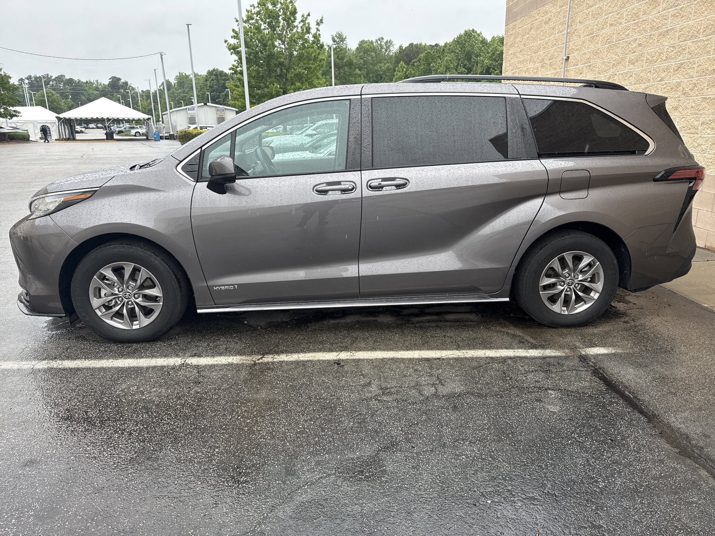 2021 Toyota Sienna LE photo 5