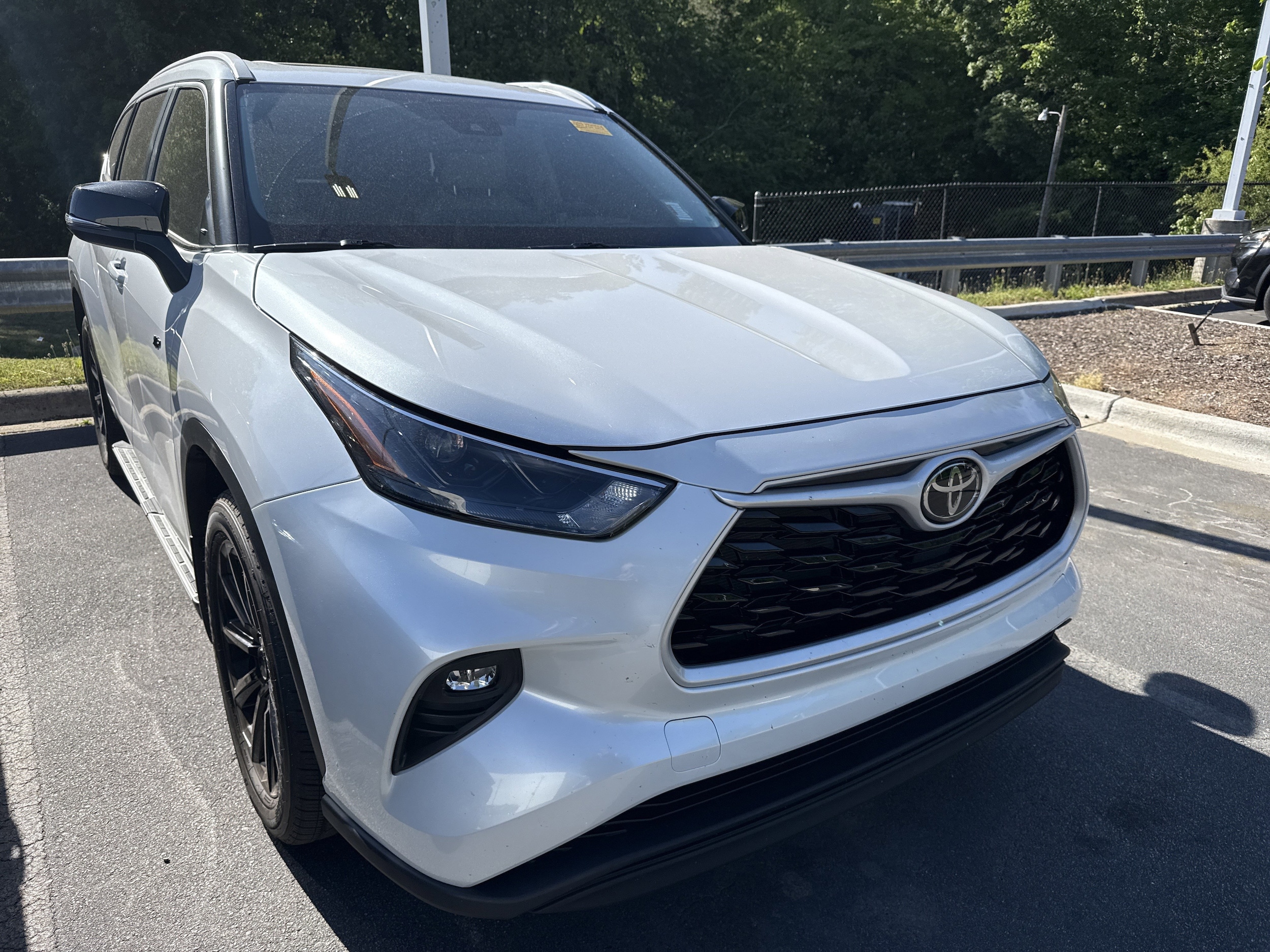 2024 Toyota Highlander XLE photo 2