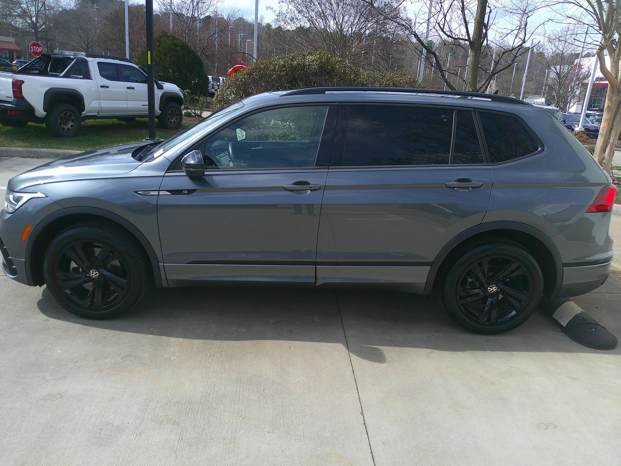 2024 Volkswagen Tiguan SE R-Line Black photo 3