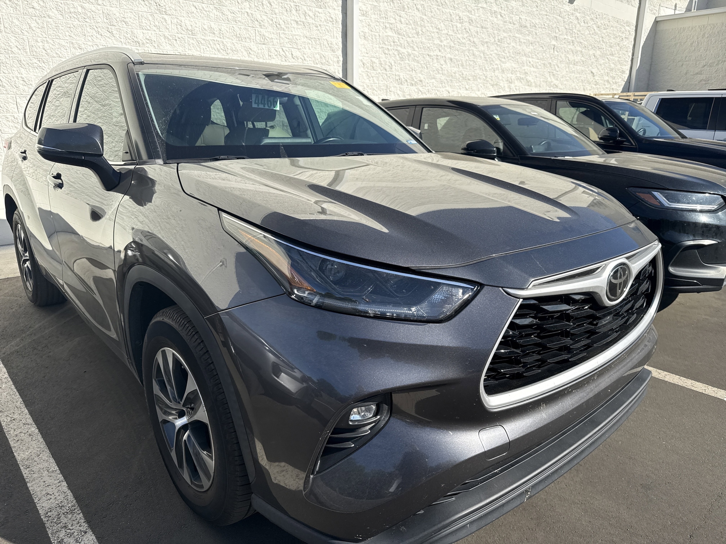 2021 Toyota Highlander XLE photo 2