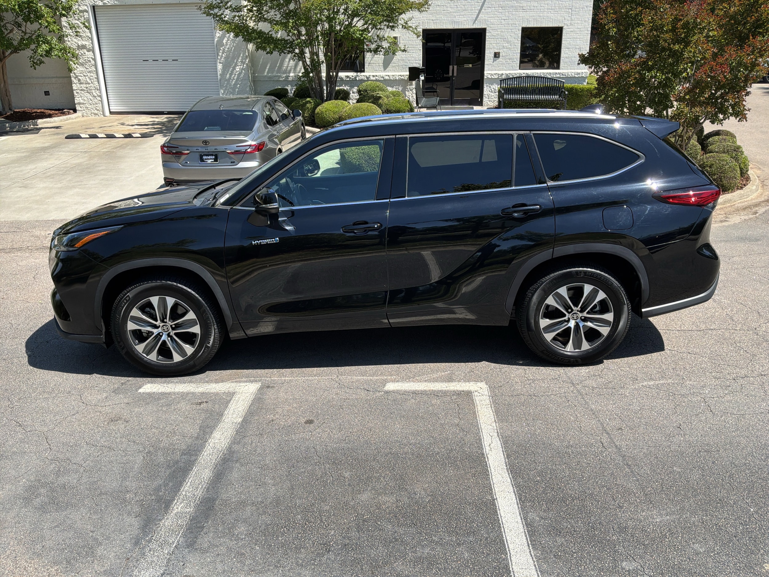 2021 Toyota Highlander Hybrid XLE photo 6