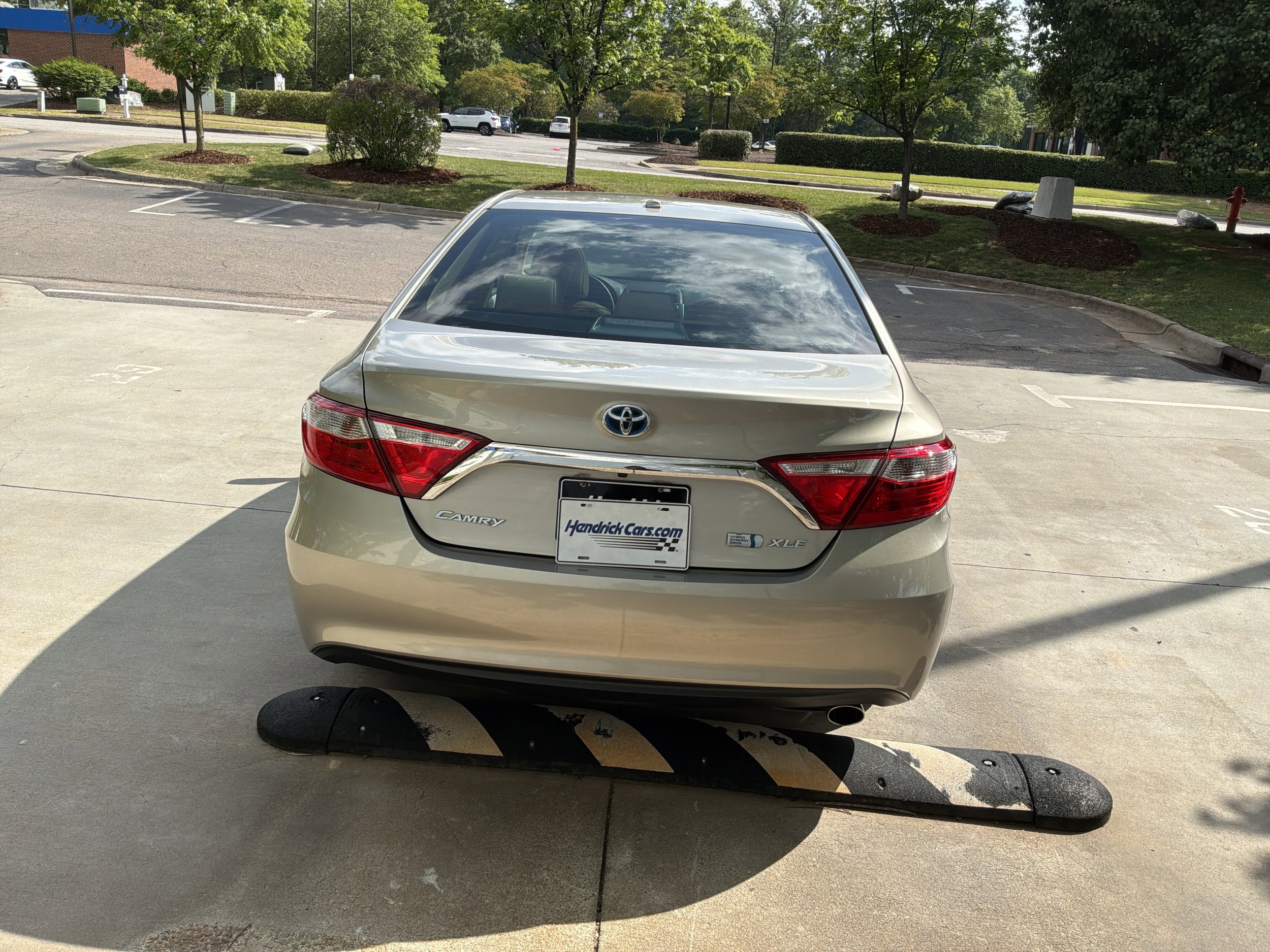 2016 Toyota Camry Hybrid XLE photo 3