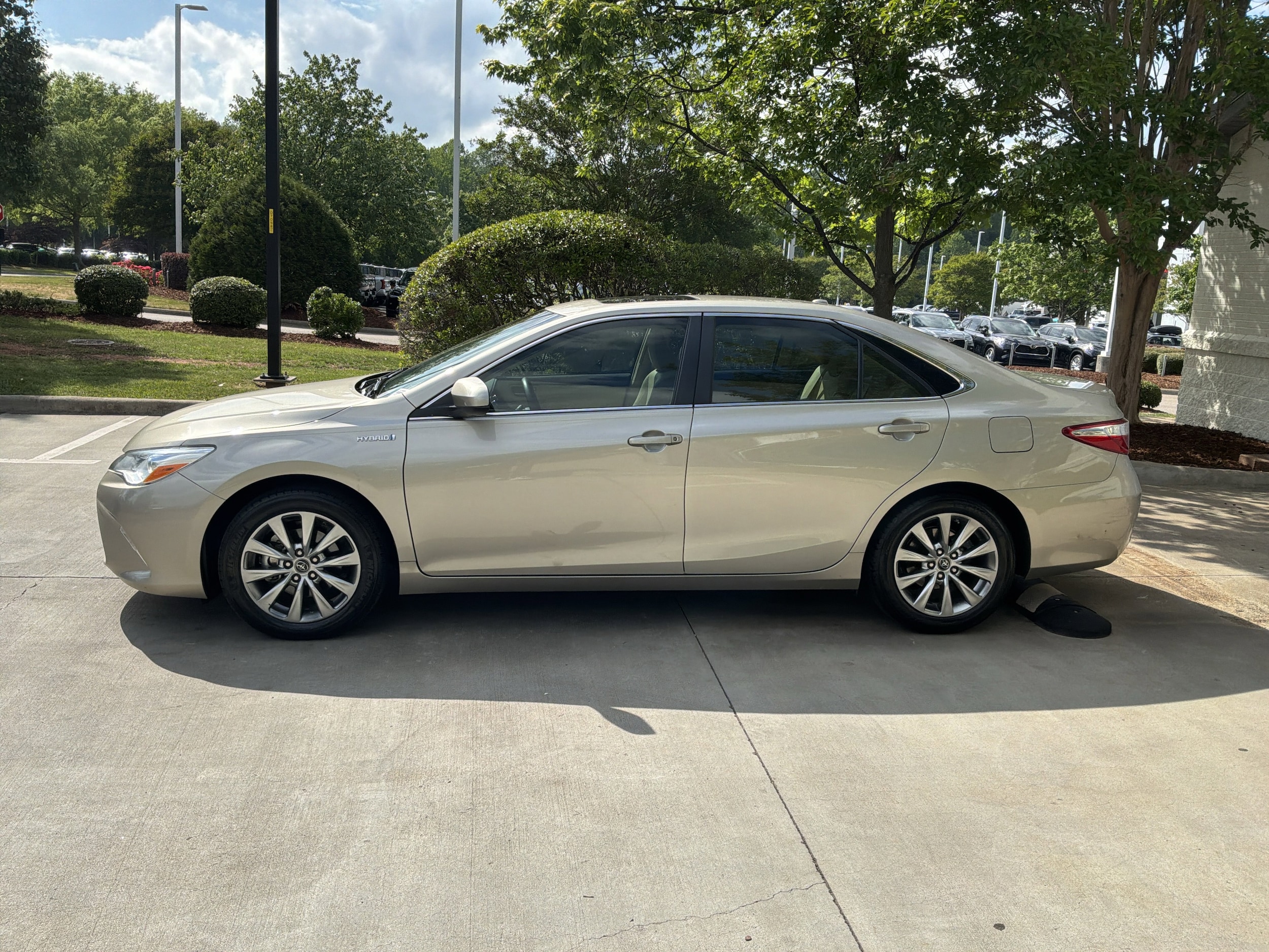 2016 Toyota Camry Hybrid XLE photo 5