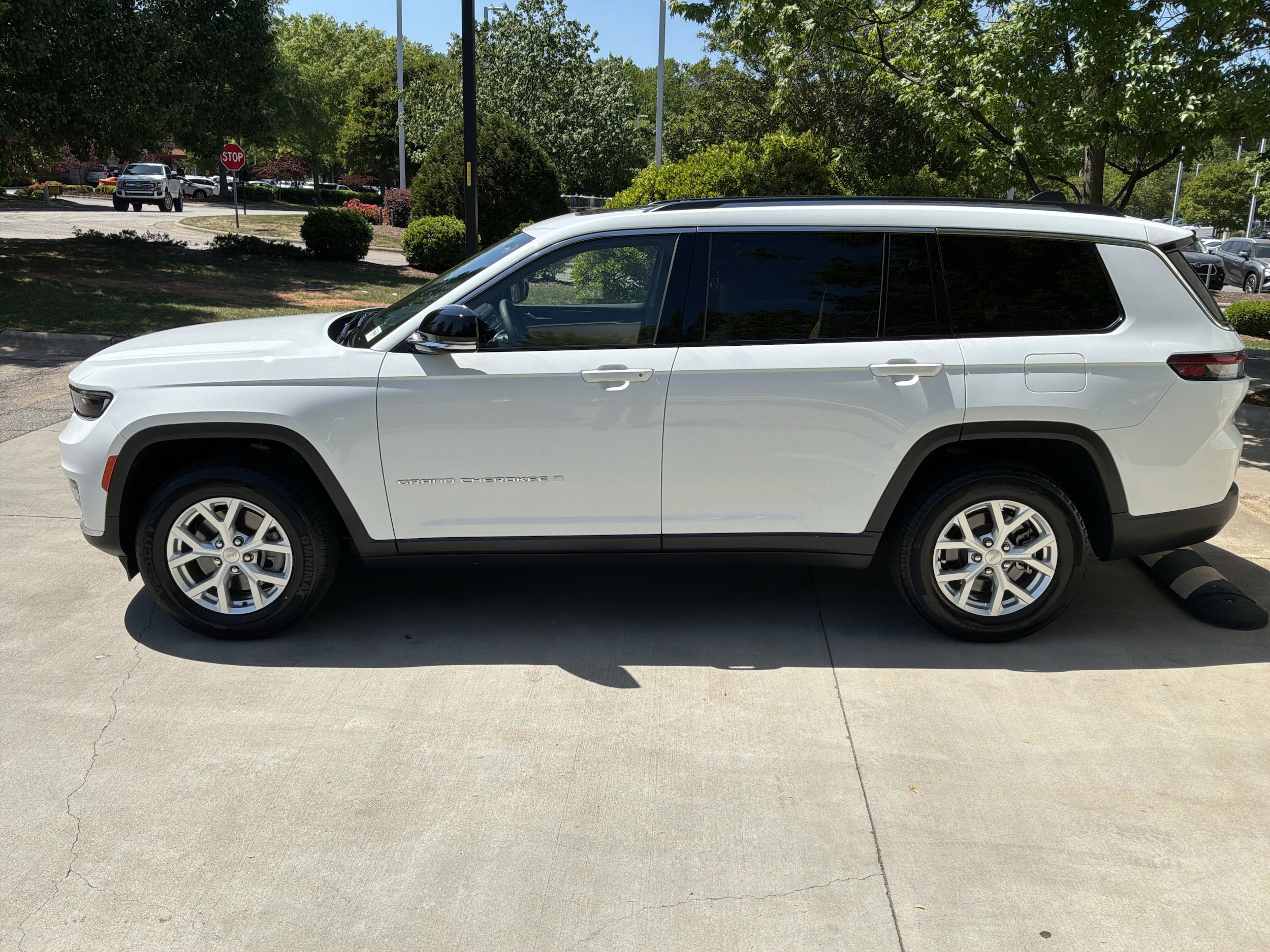 2023 Jeep Grand Cherokee L Limited photo 5