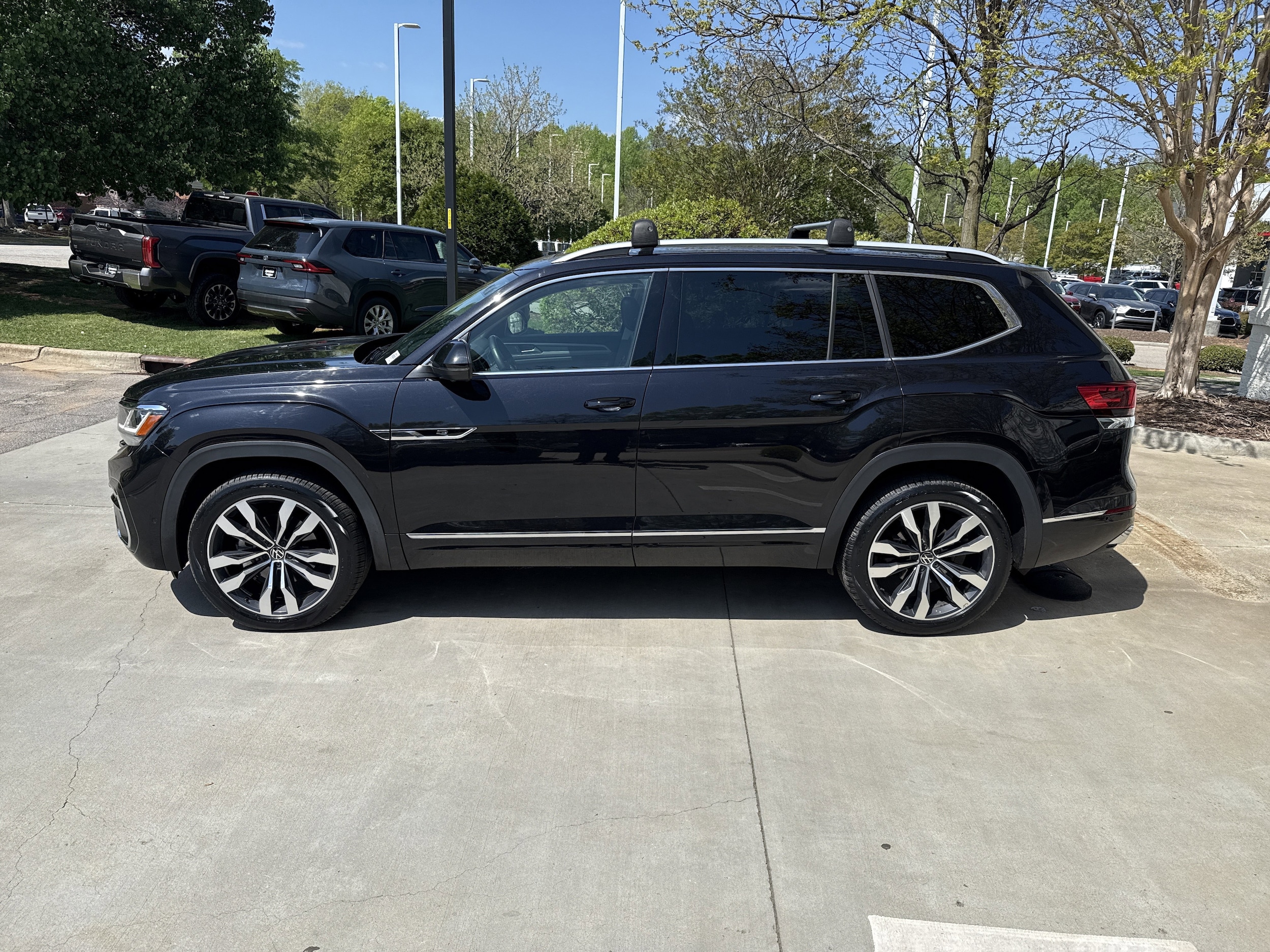 2022 Volkswagen Atlas 3.6L V6 SEL Premium R-Line photo 6