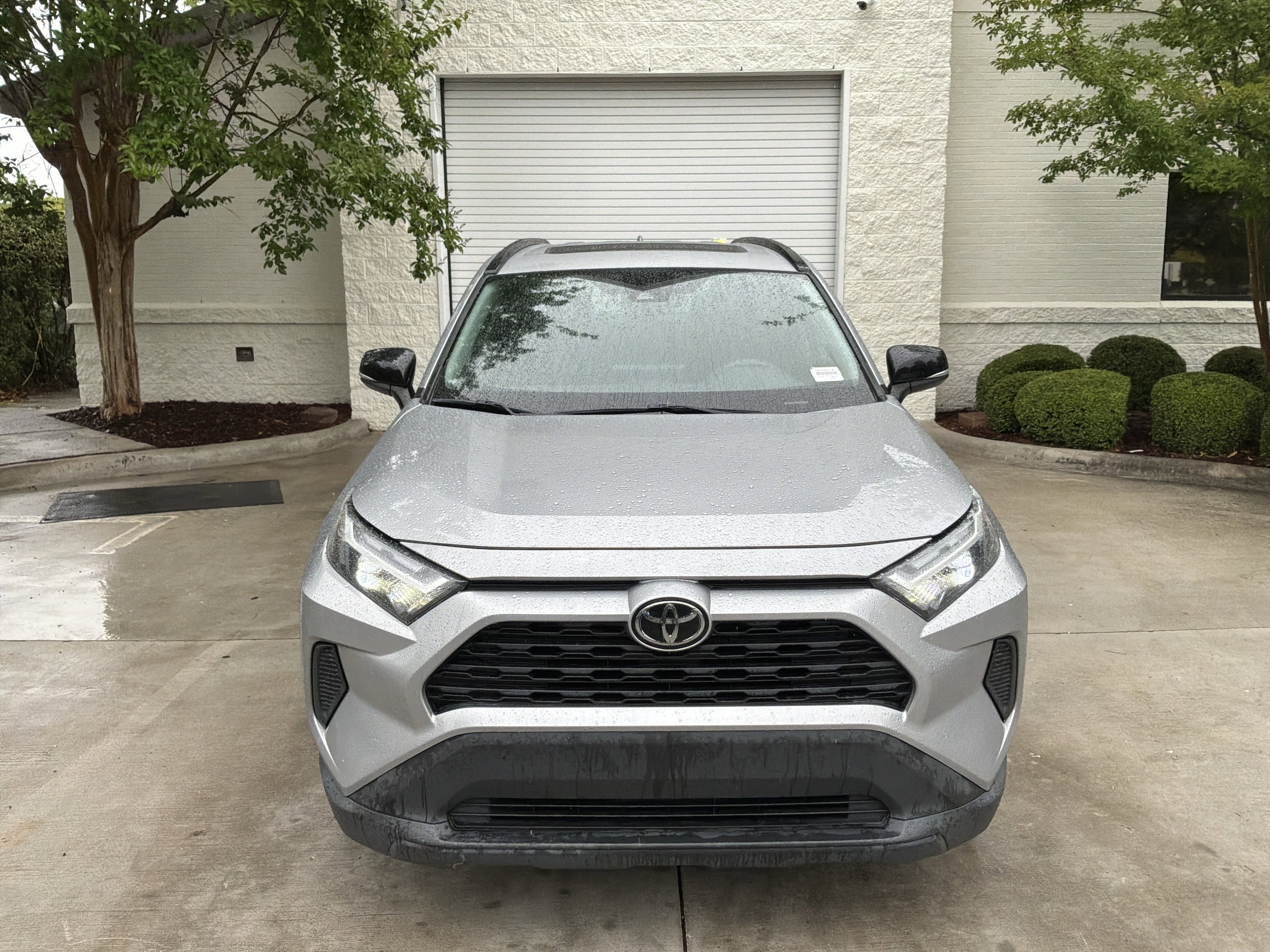 2022 Toyota RAV4 XLE photo 2