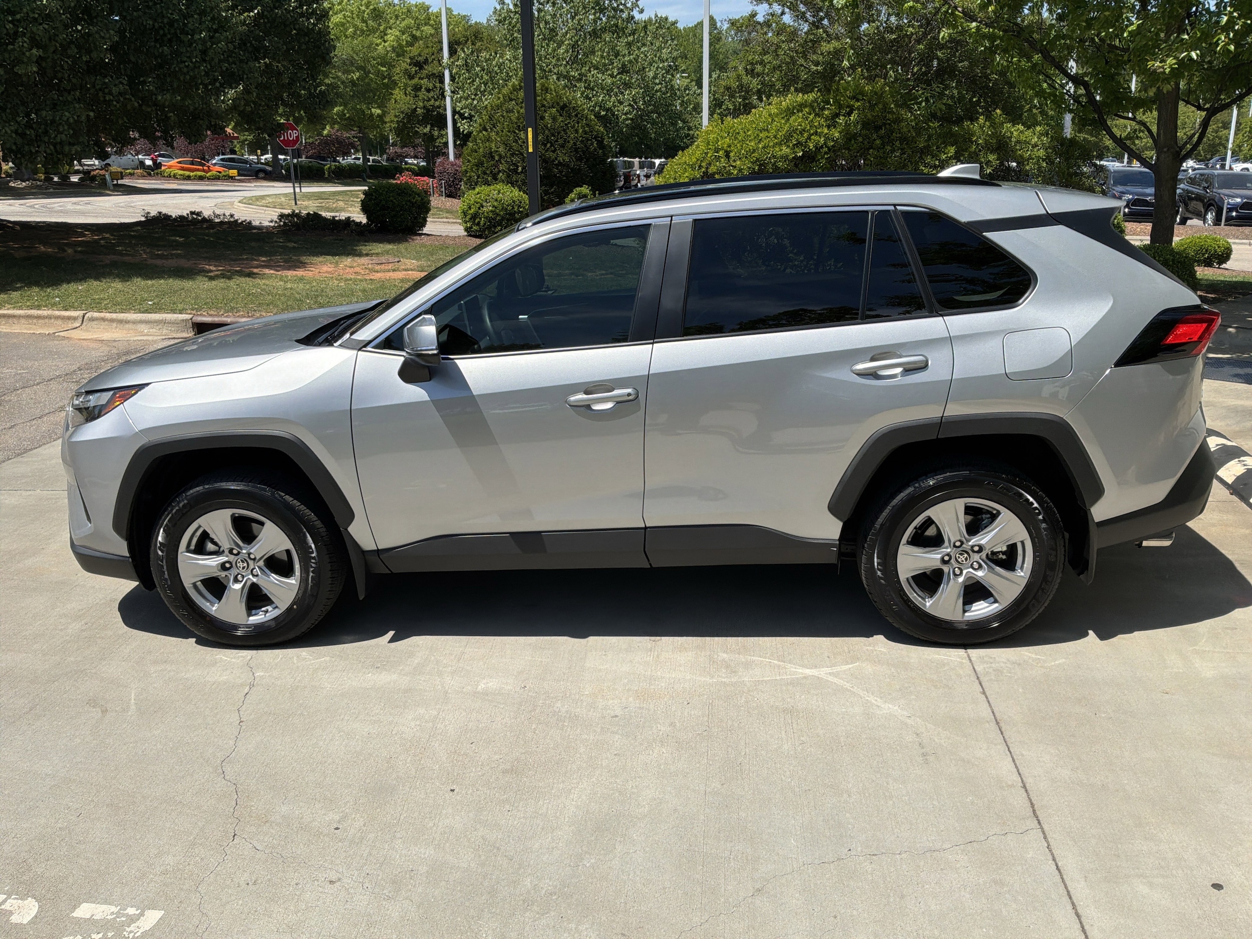 2025 Toyota RAV4 XLE photo 6