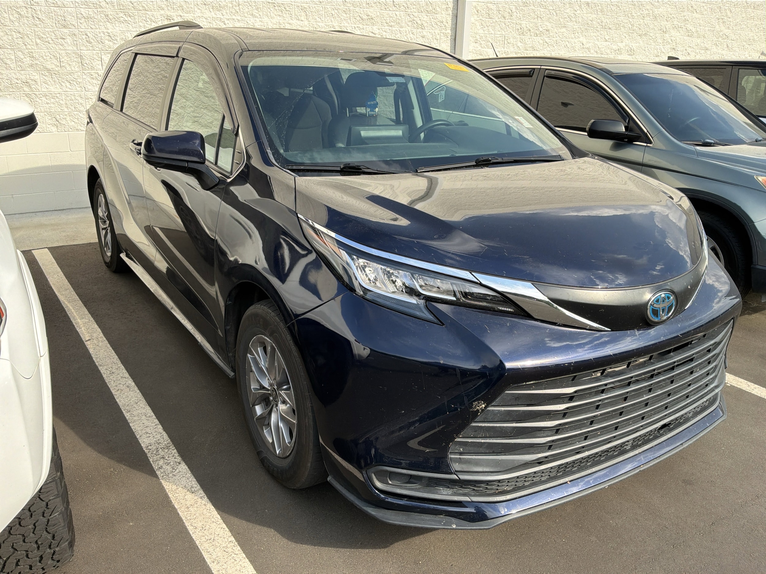 2022 Toyota Sienna LE photo 2