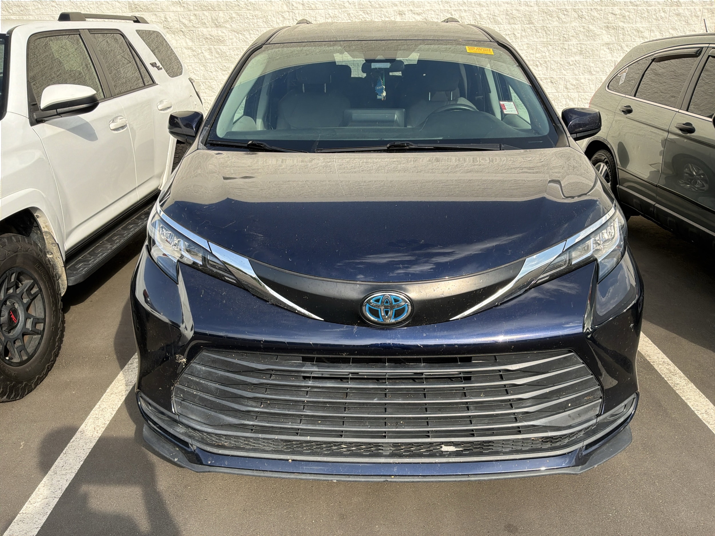 2022 Toyota Sienna LE photo 3