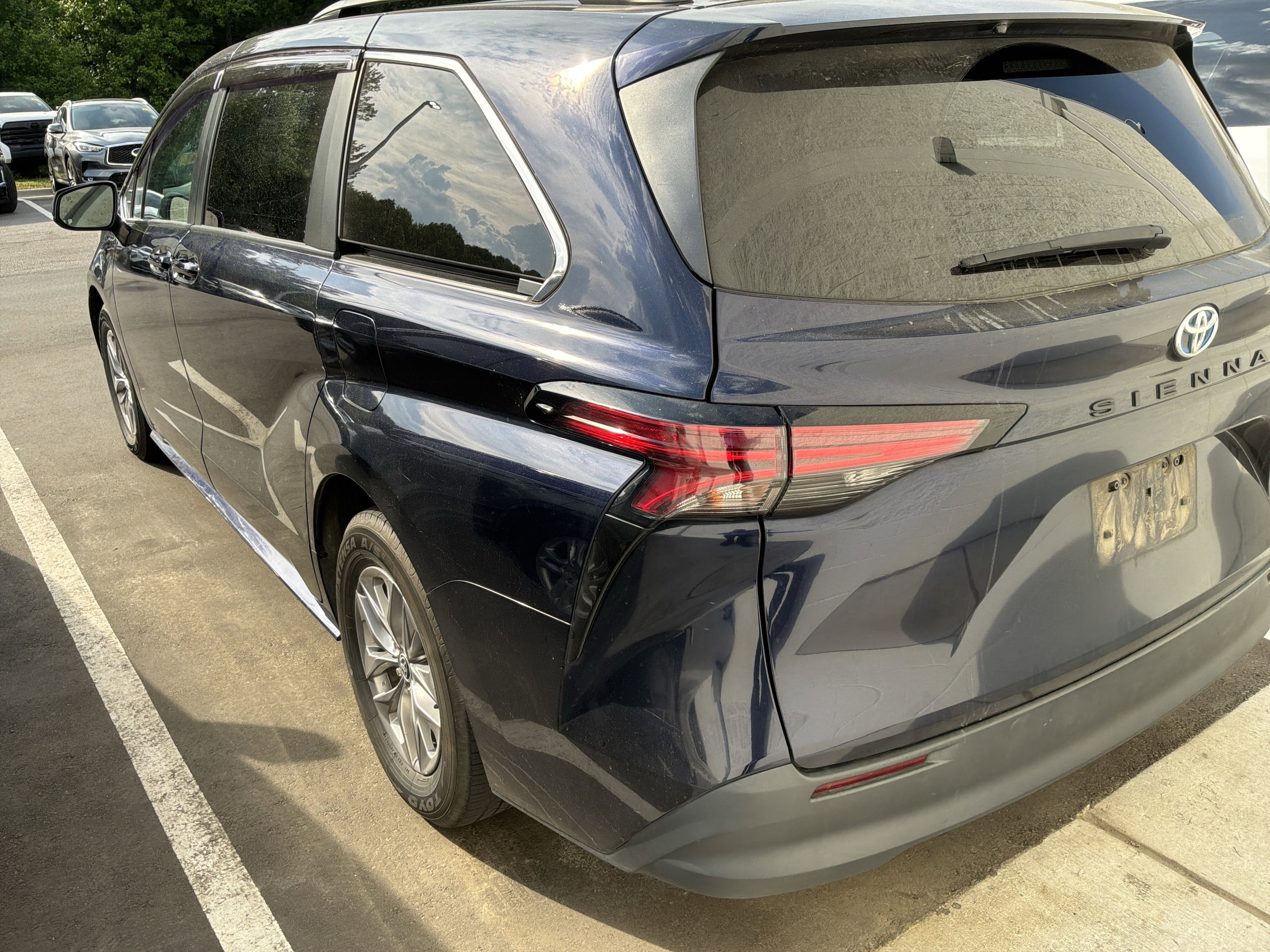 2022 Toyota Sienna LE photo 6