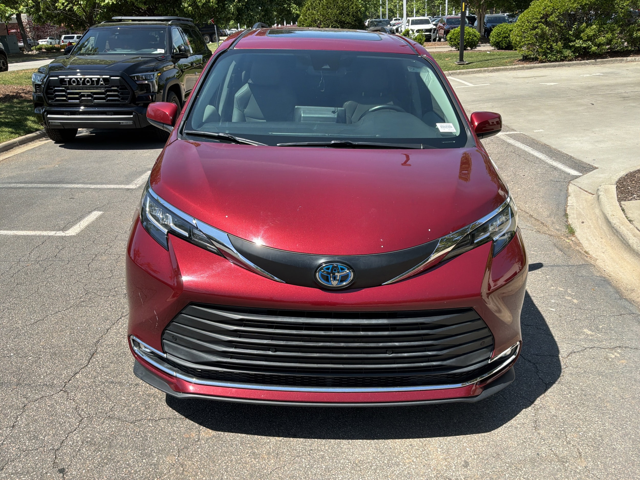 2021 Toyota Sienna XLE photo 2