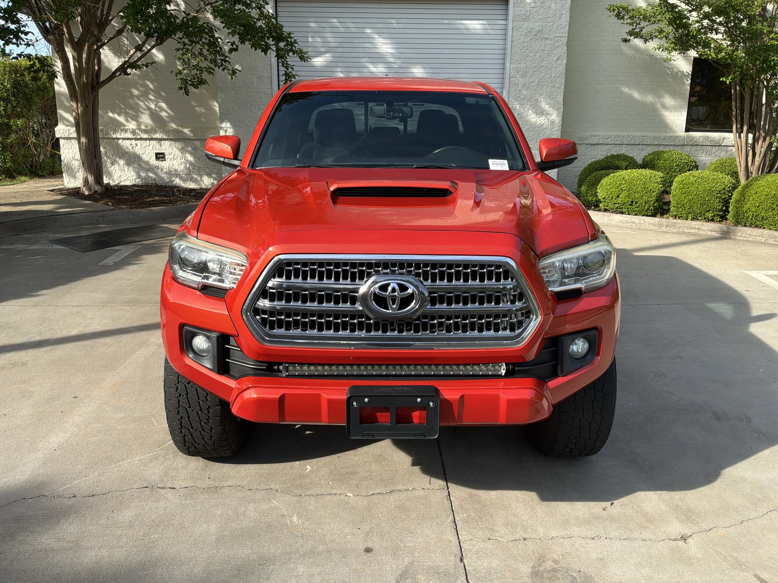 2016 Toyota Tacoma TRD Sport photo 2