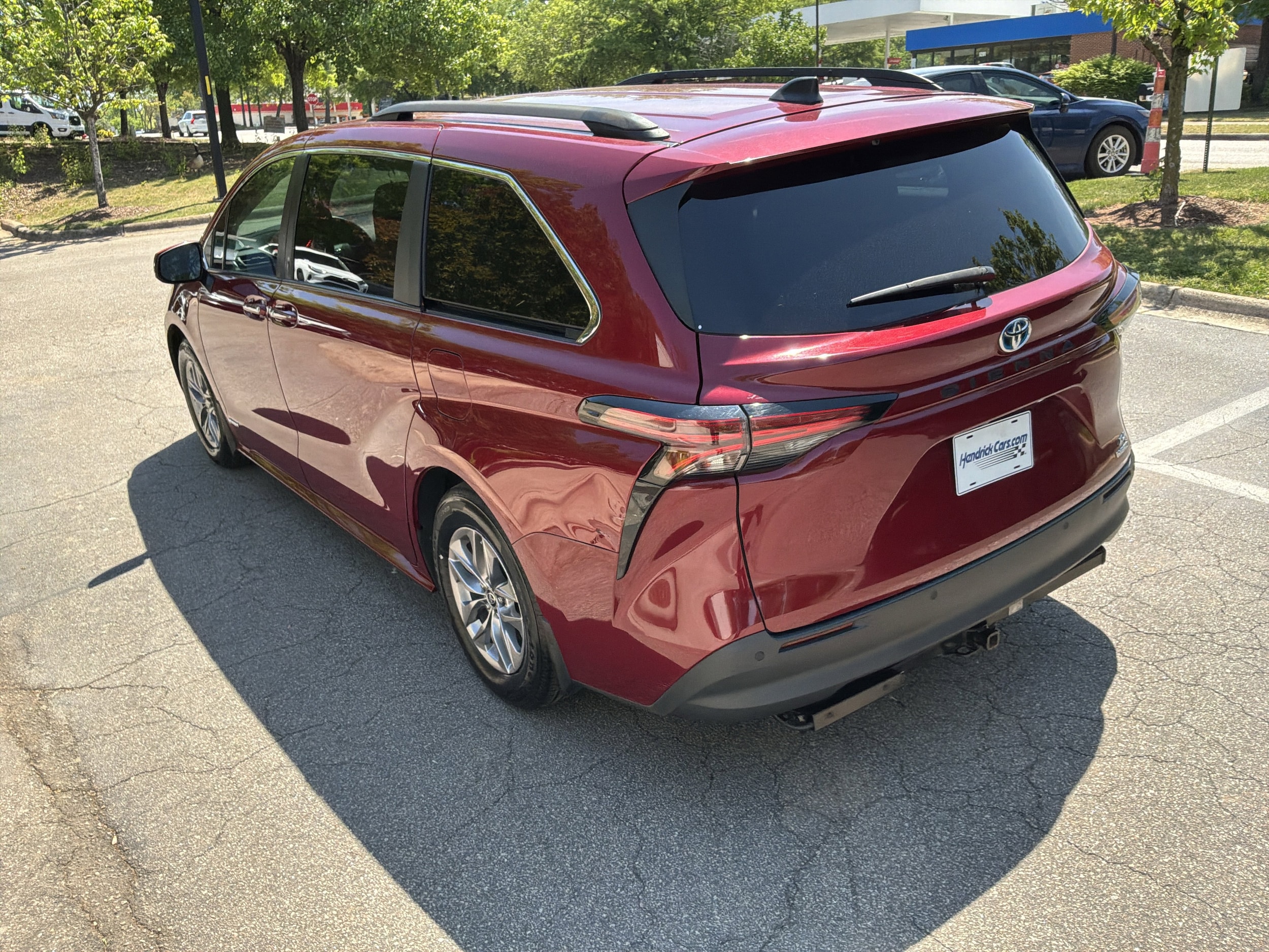 2021 Toyota Sienna XLE photo 3