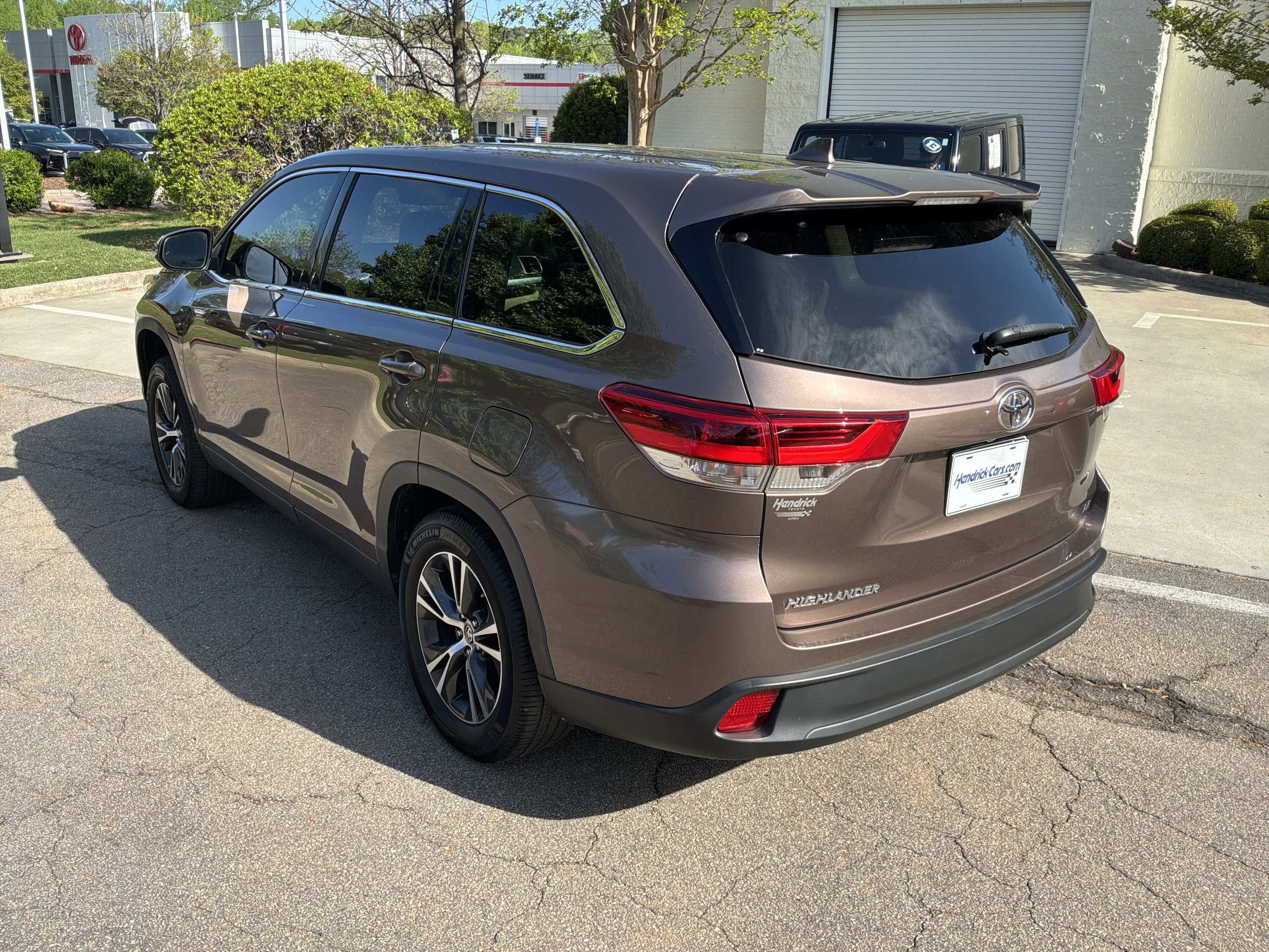 2019 Toyota Highlander LE Plus photo 3