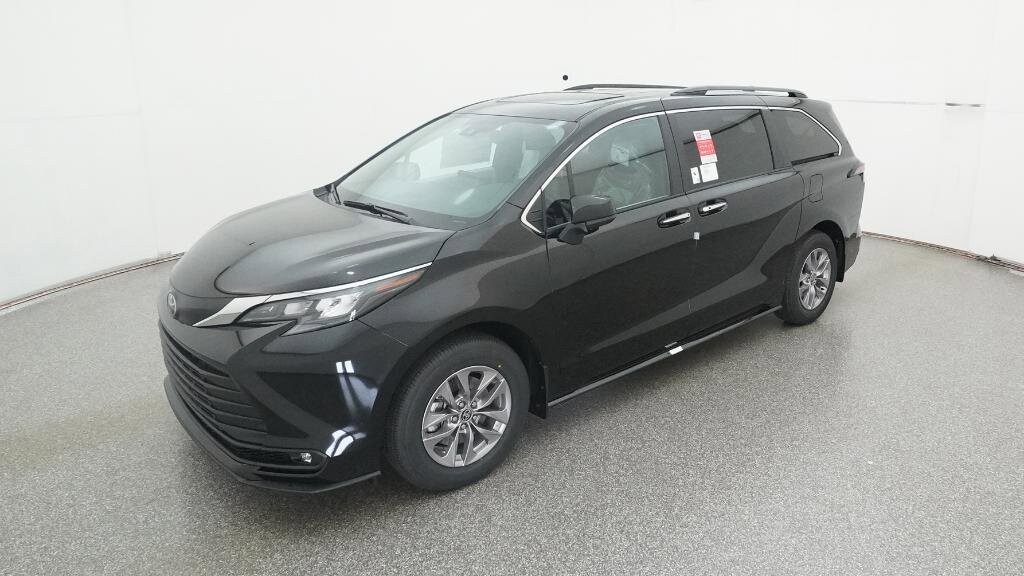 2026 Toyota Sienna XLE's photo