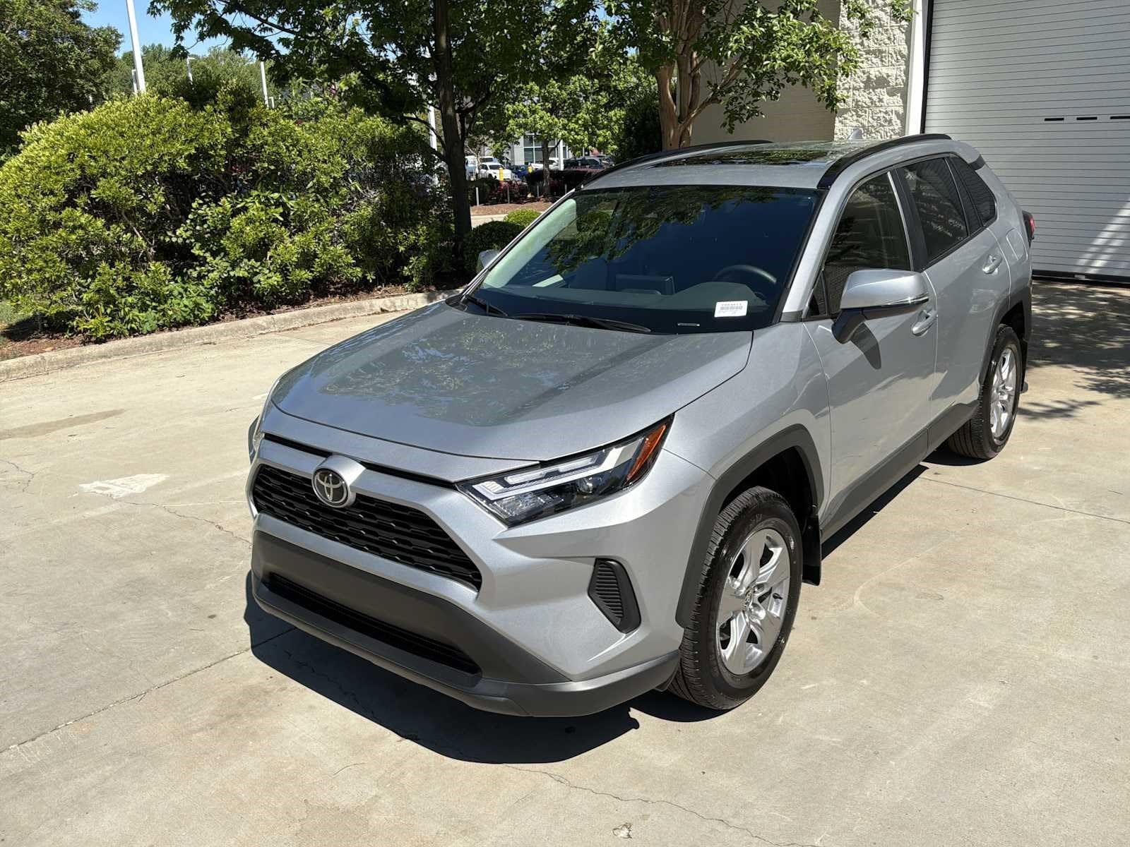 2025 Toyota RAV4 XLE photo 6