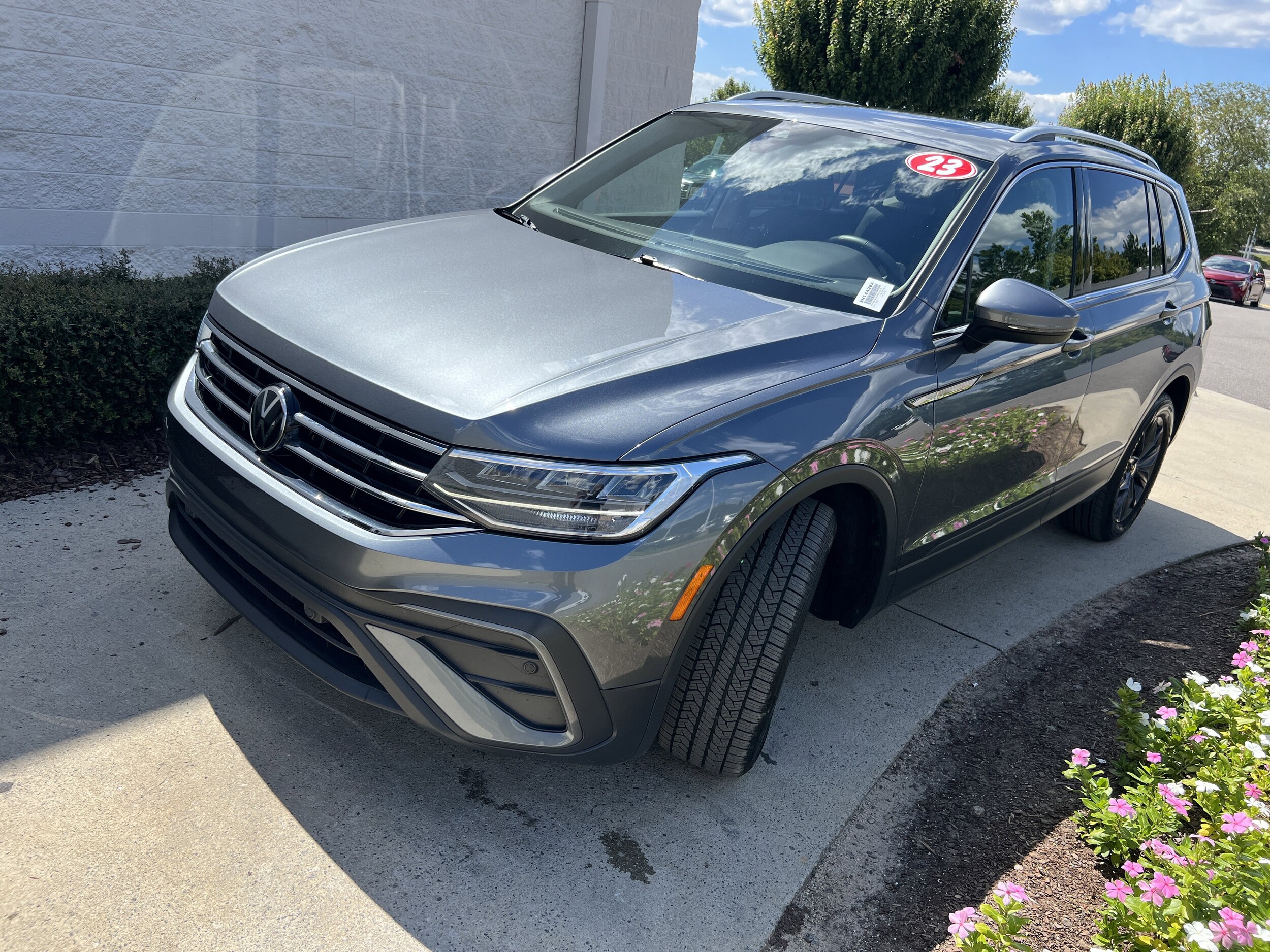 2023 Volkswagen Tiguan SE photo 3