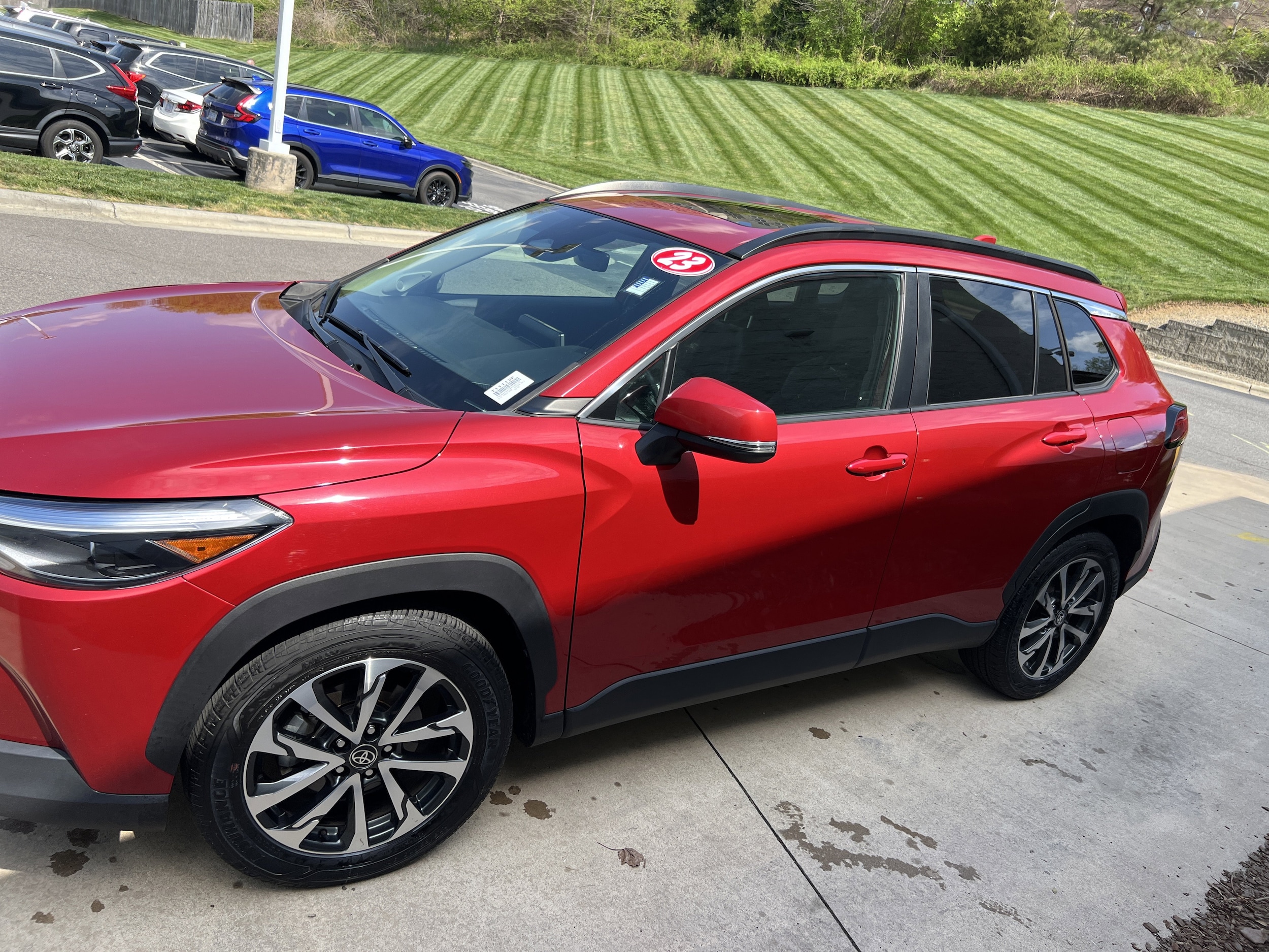 2023 Toyota Corolla Cross XLE photo 6