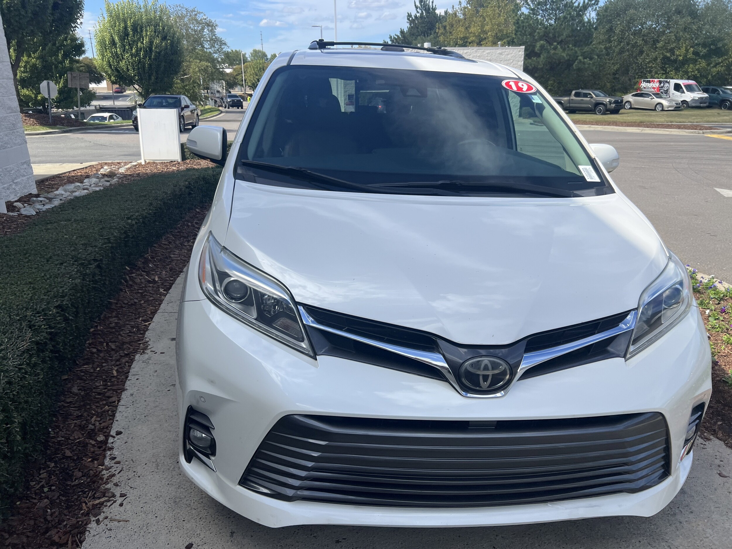 2019 Toyota Sienna Limited Premium photo 2