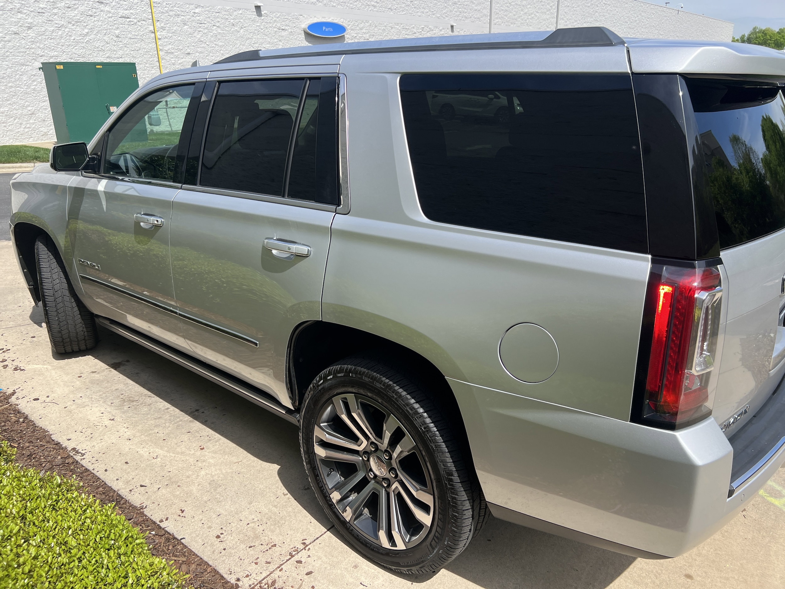 2017 GMC Yukon Denali photo 3