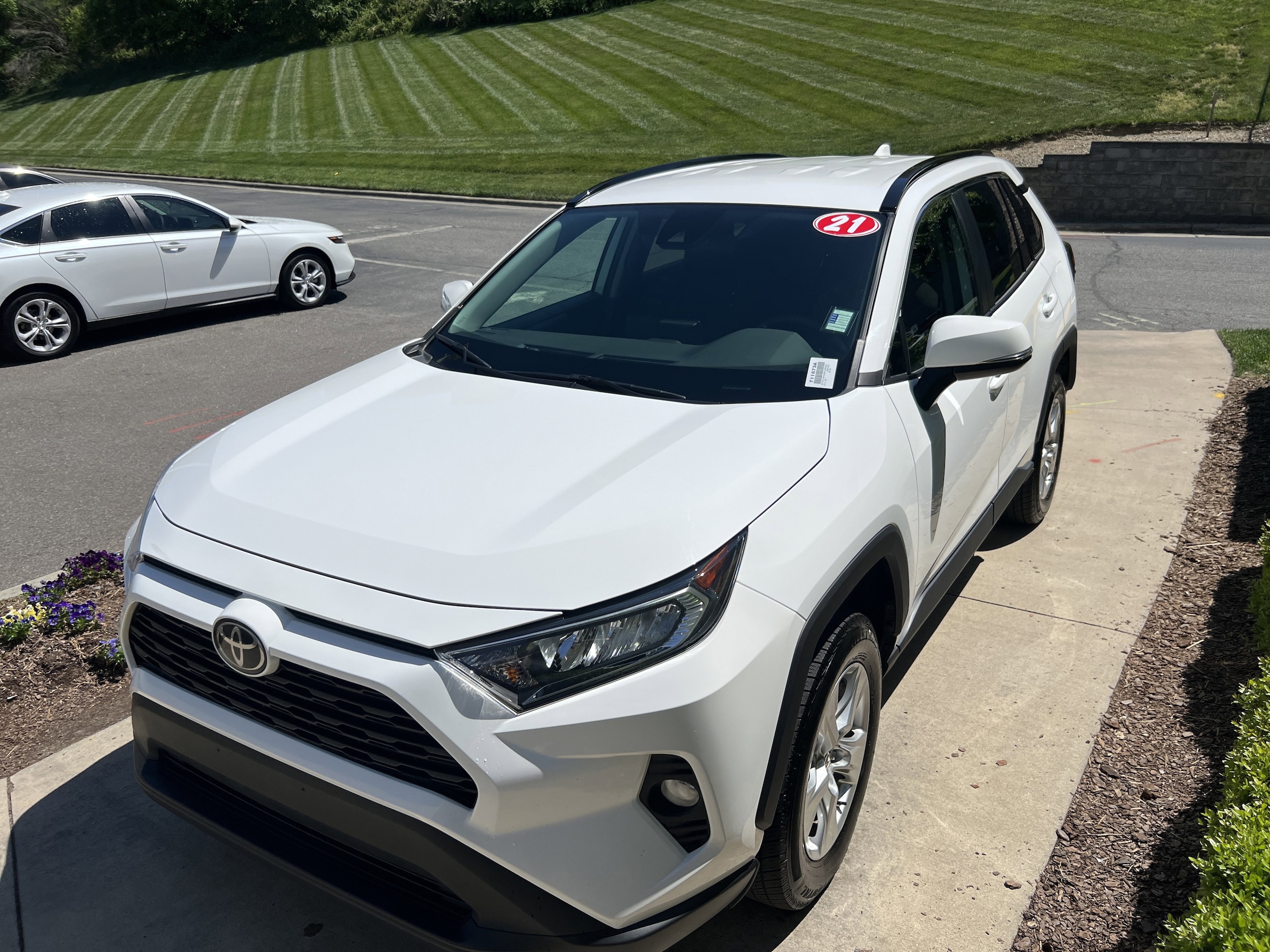2021 Toyota RAV4 XLE photo 6