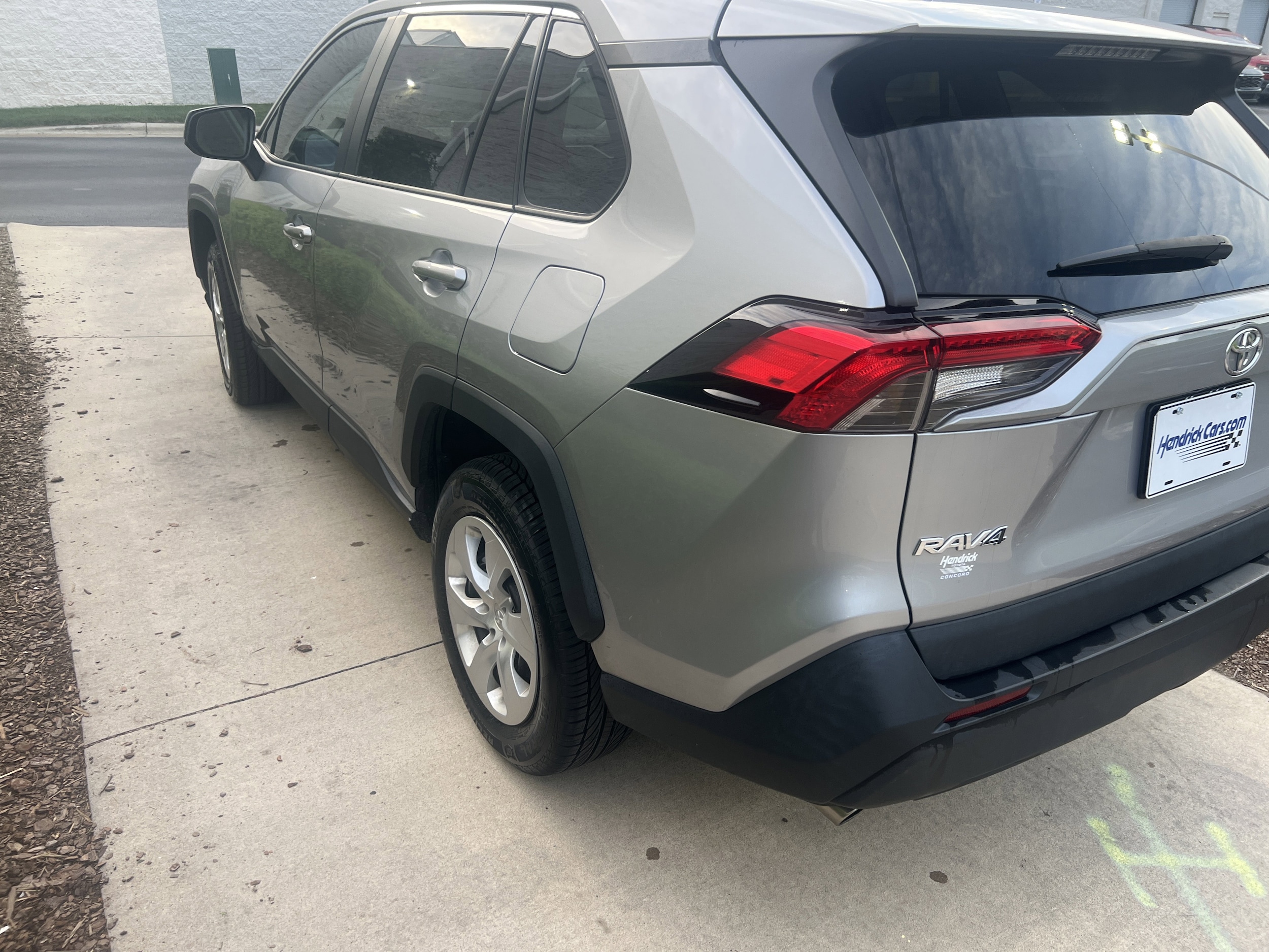 2023 Toyota RAV4 LE photo 3