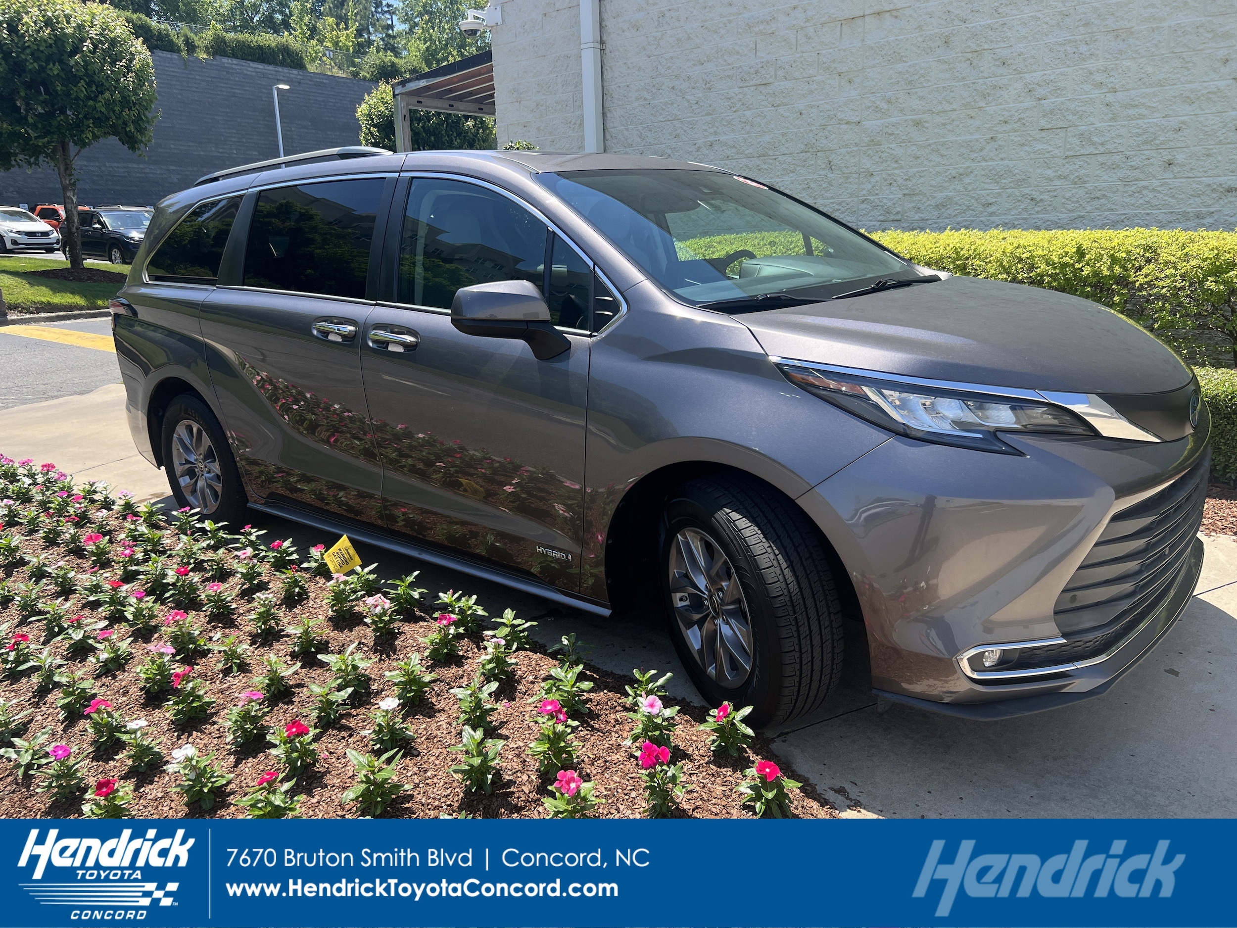 2021 Toyota Sienna XLE 8-Passenger Hybrid FWD's photo
